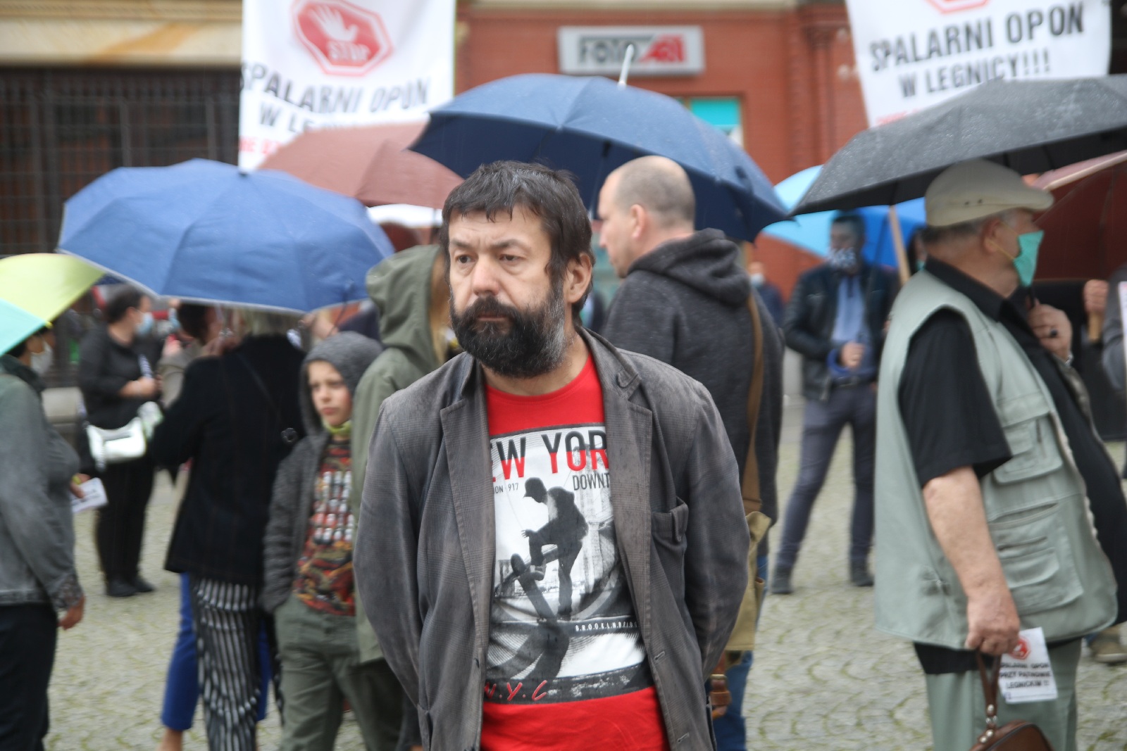 Grupa 150 osób protestowała przeciwko budowie spalarni opon