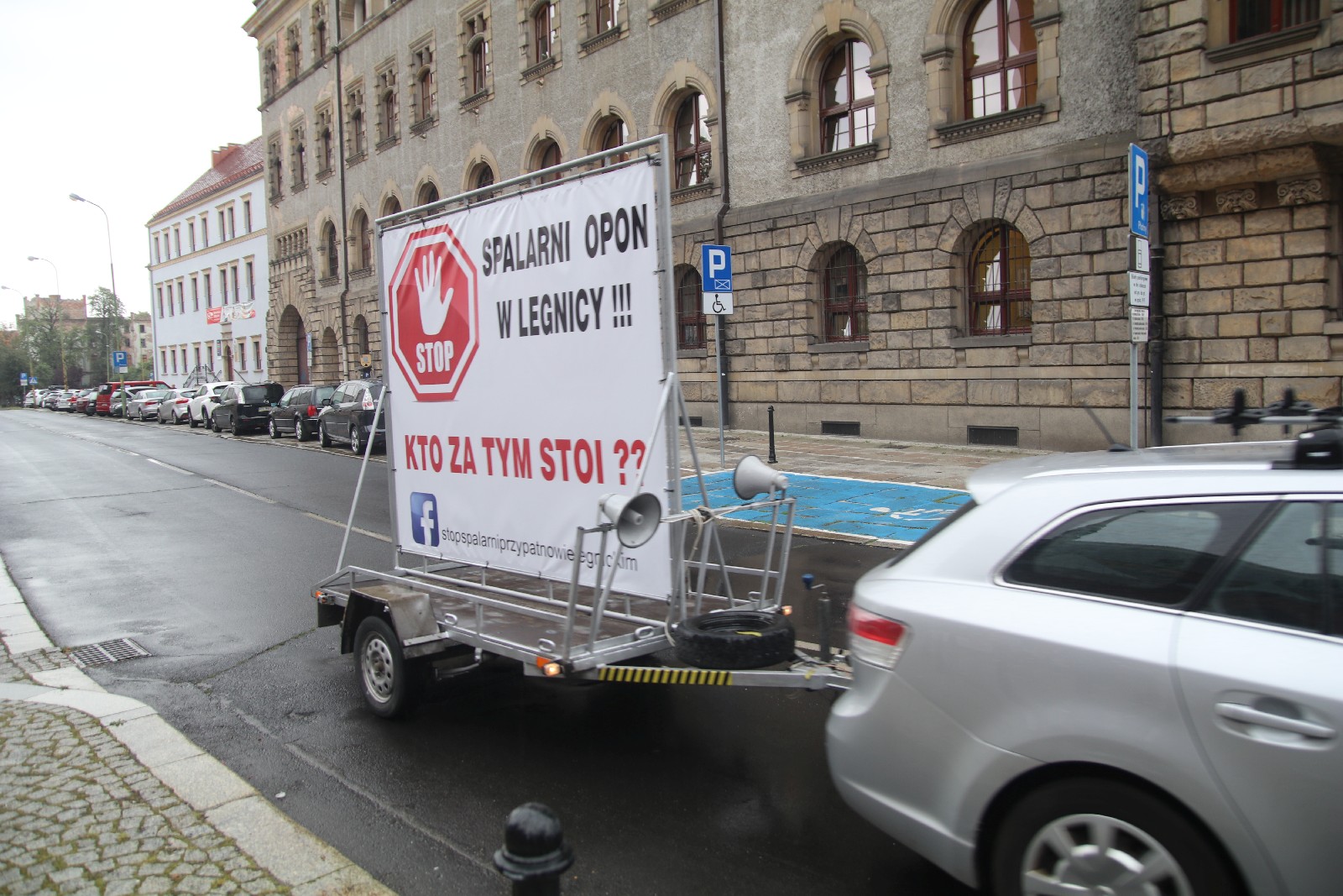 Grupa 150 osób protestowała przeciwko budowie spalarni opon