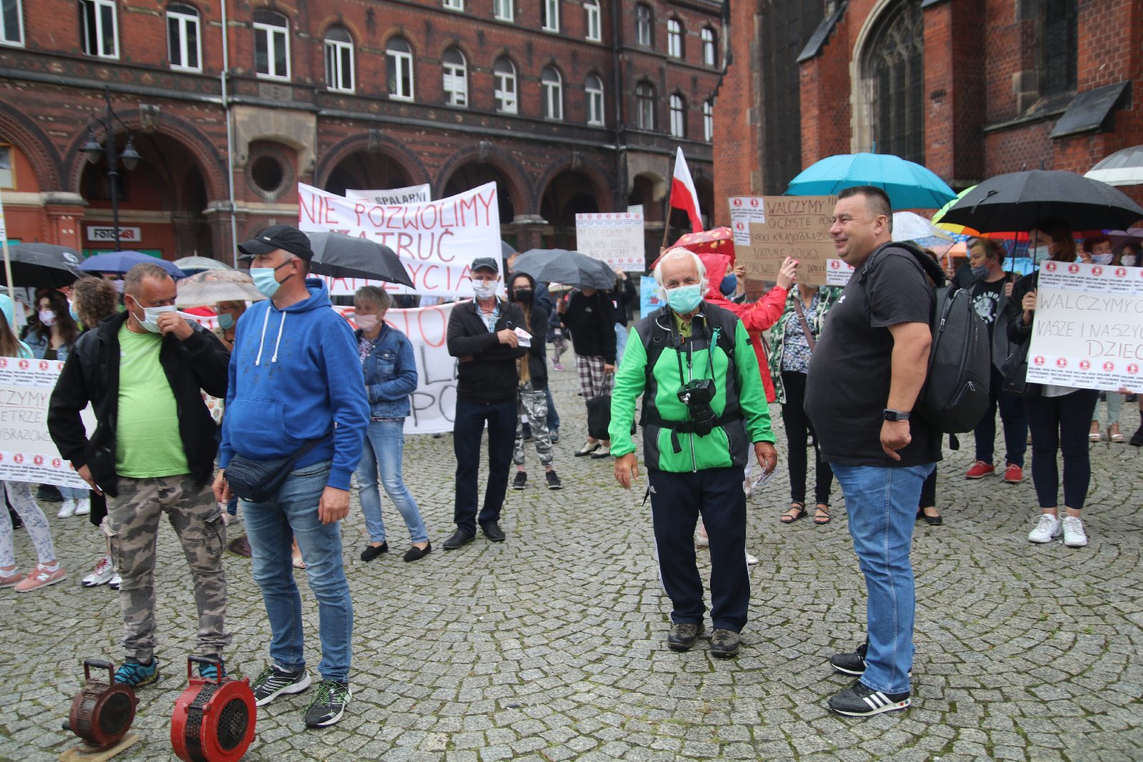 Grupa 150 osób protestowała przeciwko budowie spalarni opon
