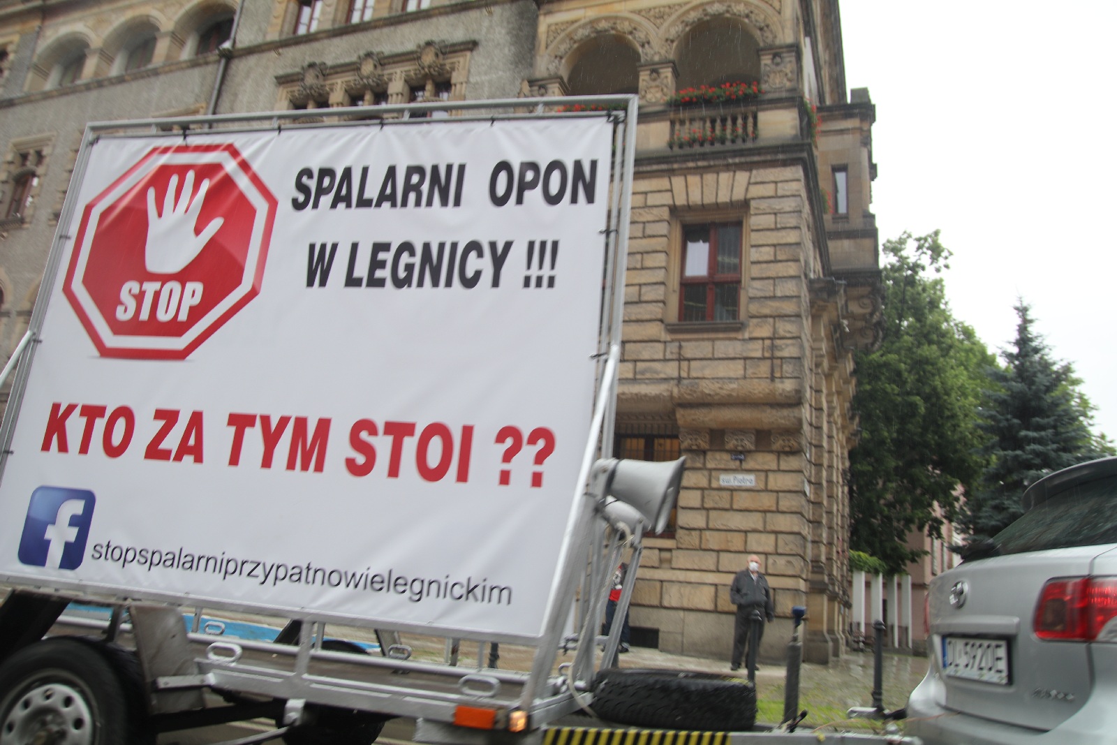 Grupa 150 osób protestowała przeciwko budowie spalarni opon