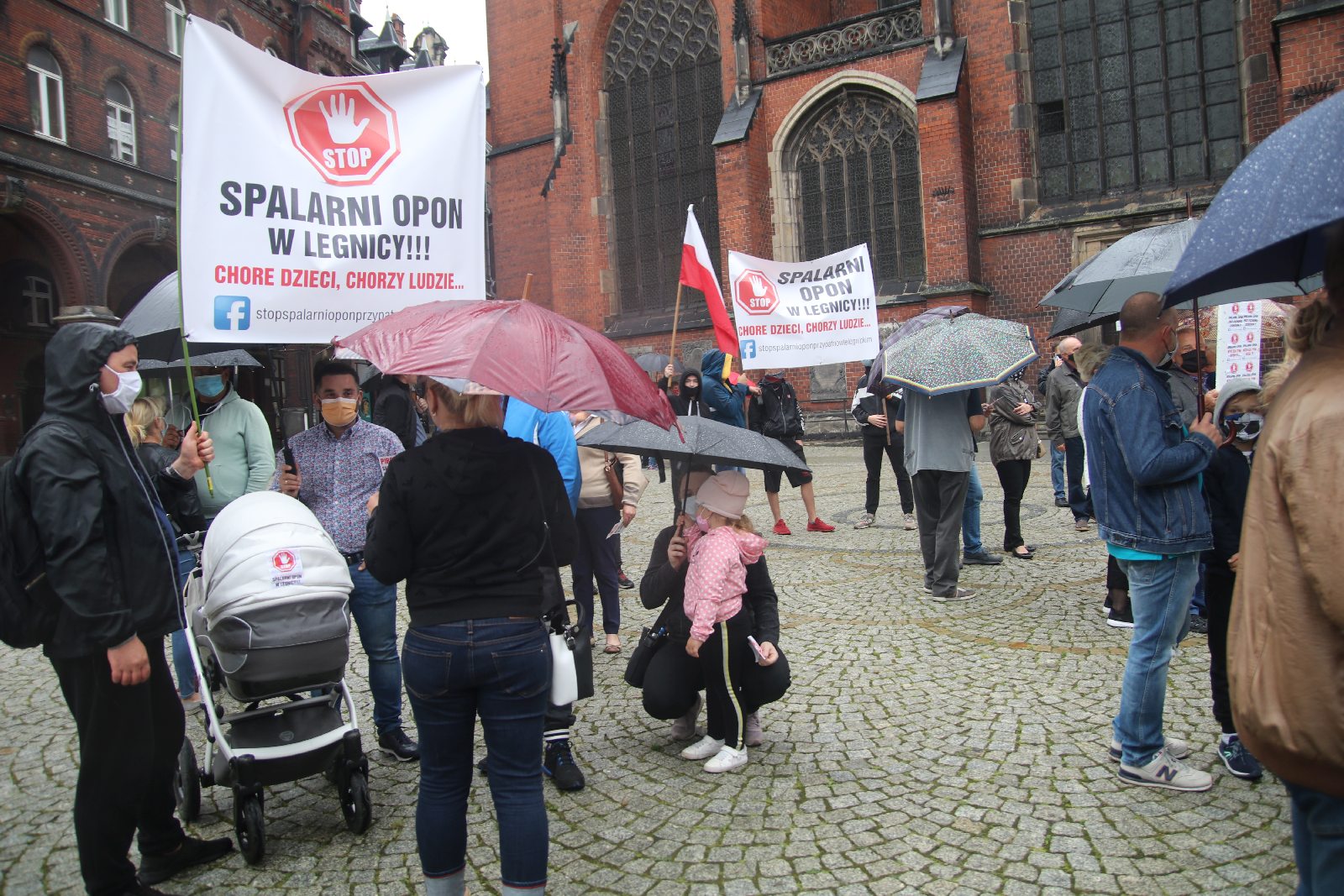 Grupa 150 osób protestowała przeciwko budowie spalarni opon