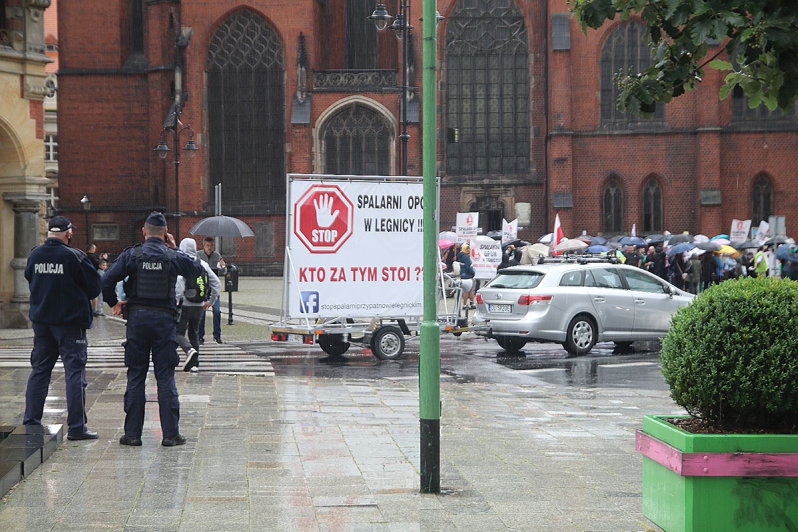 Grupa 150 osób protestowała przeciwko budowie spalarni opon