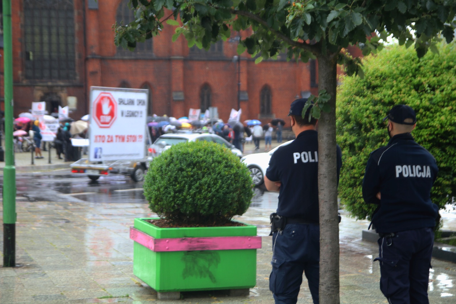 Grupa 150 osób protestowała przeciwko budowie spalarni opon