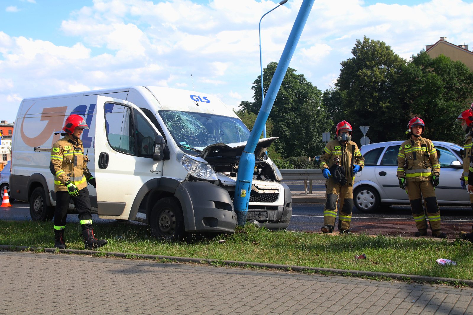 Stracił panowanie nad samochodem i wjechał w latarnię