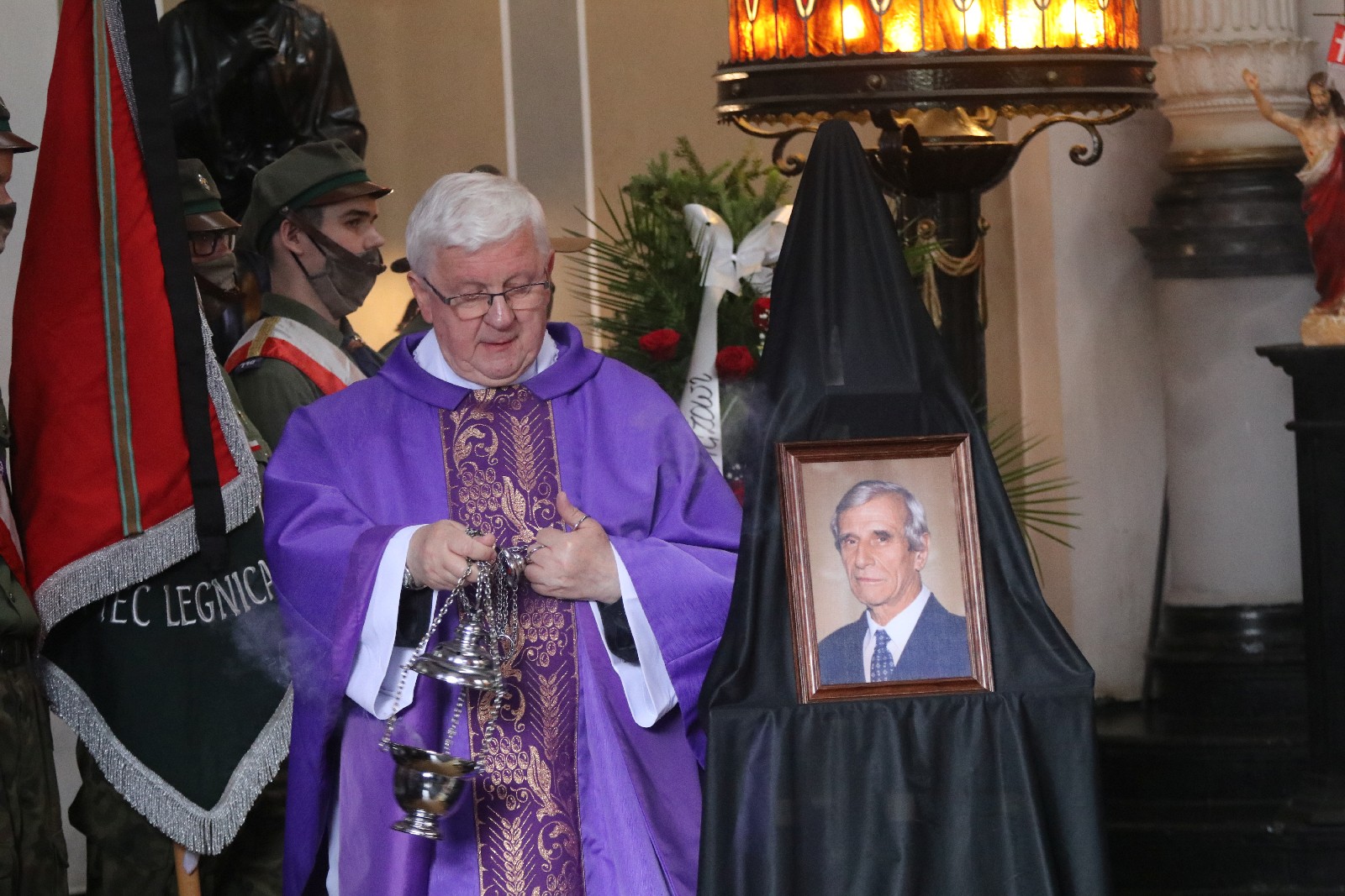 Kilkadziesiąt osób wzięło udział w pogrzebie Zygmunta Urbana