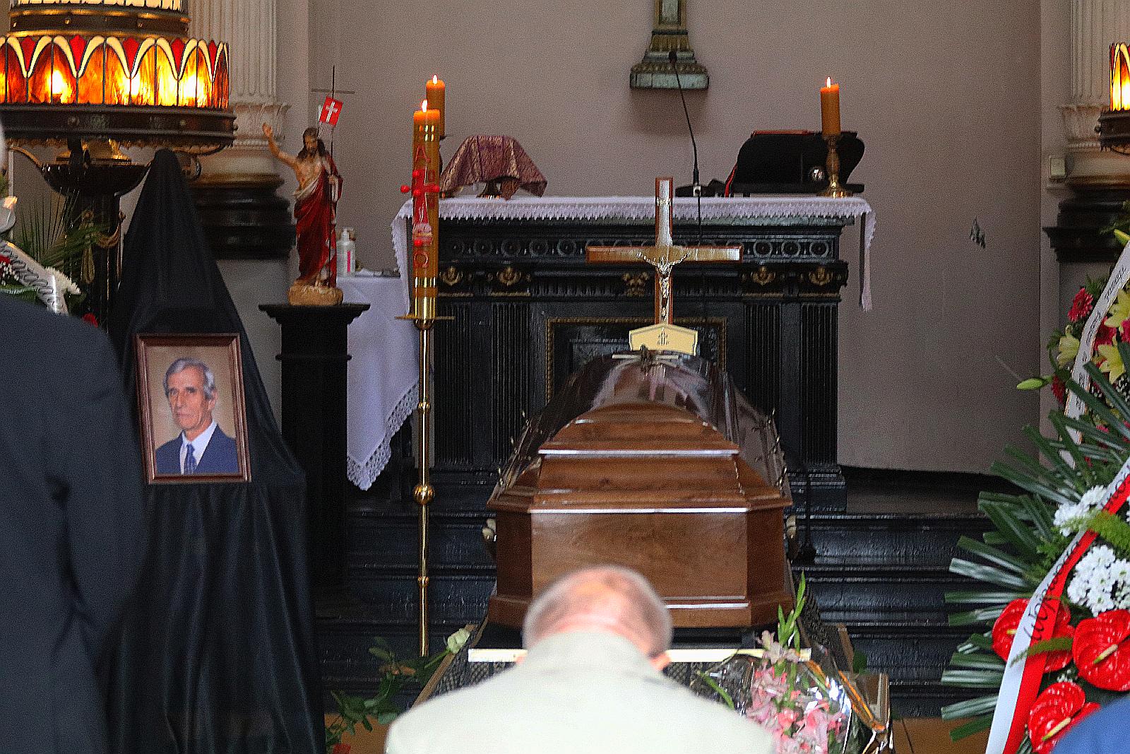 Kilkadziesiąt osób wzięło udział w pogrzebie Zygmunta Urbana