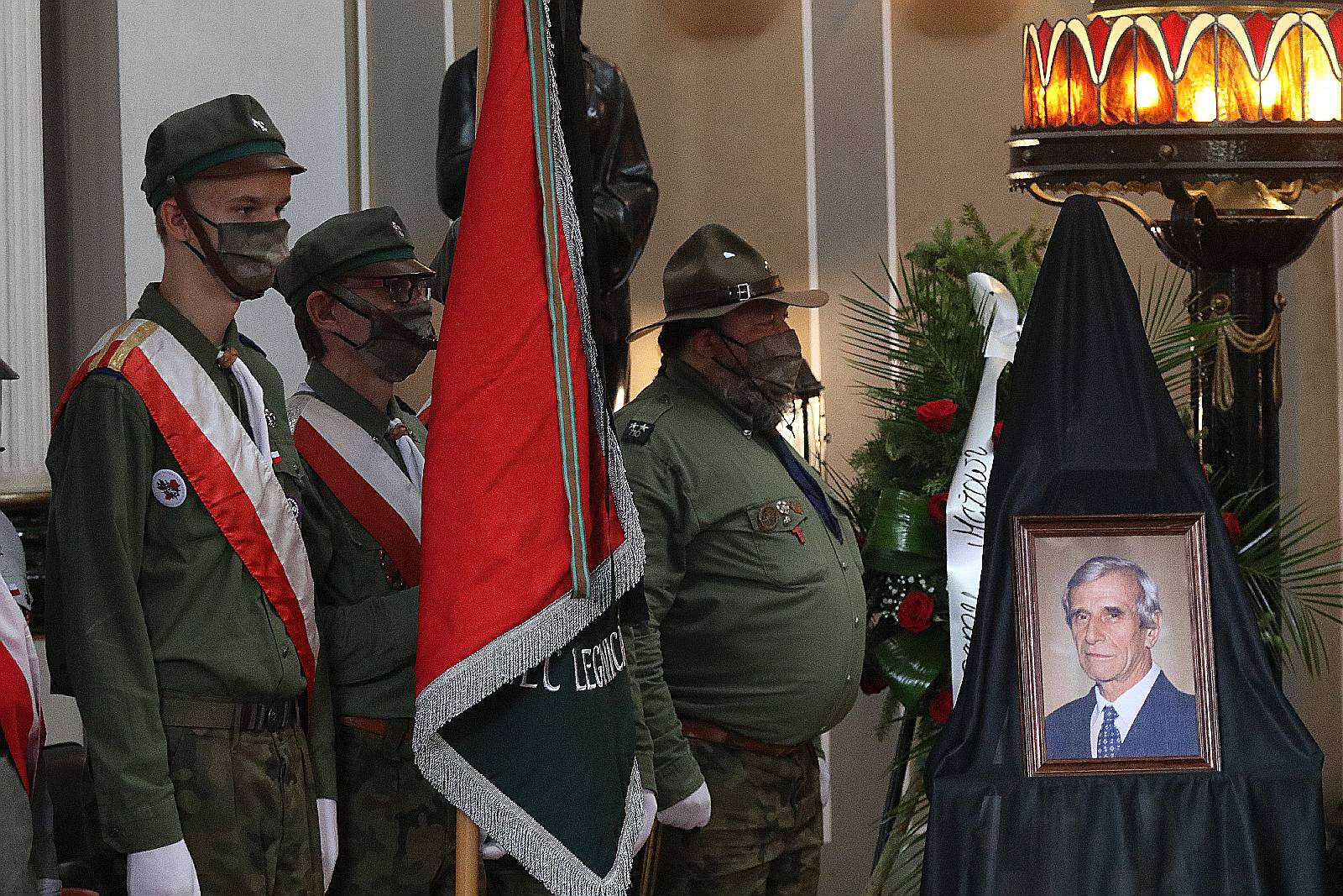 Kilkadziesiąt osób wzięło udział w pogrzebie Zygmunta Urbana