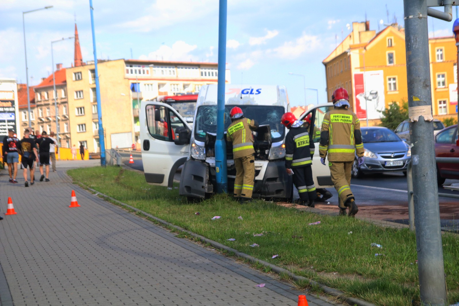 Stracił panowanie nad samochodem i wjechał w latarnię