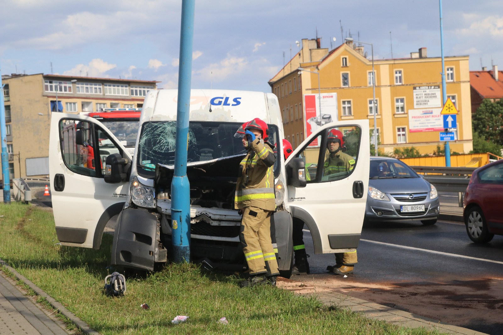 Stracił panowanie nad samochodem i wjechał w latarnię