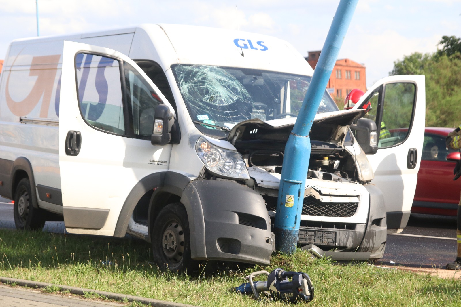 Stracił panowanie nad samochodem i wjechał w latarnię