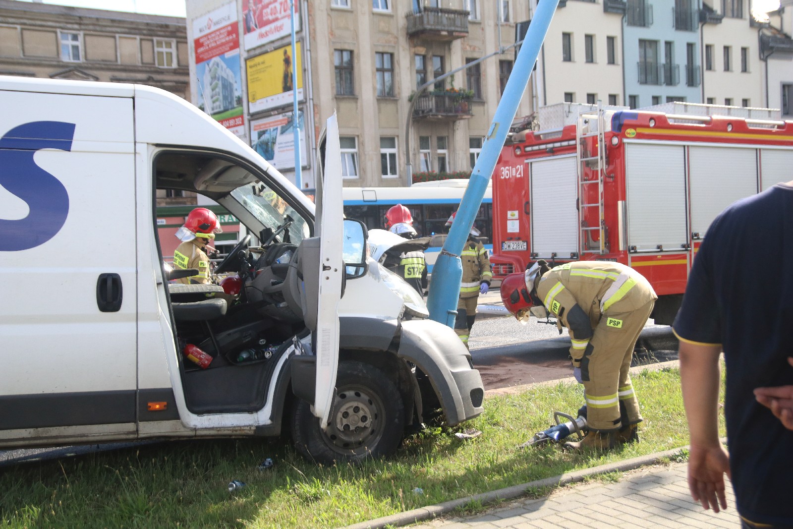 Stracił panowanie nad samochodem i wjechał w latarnię