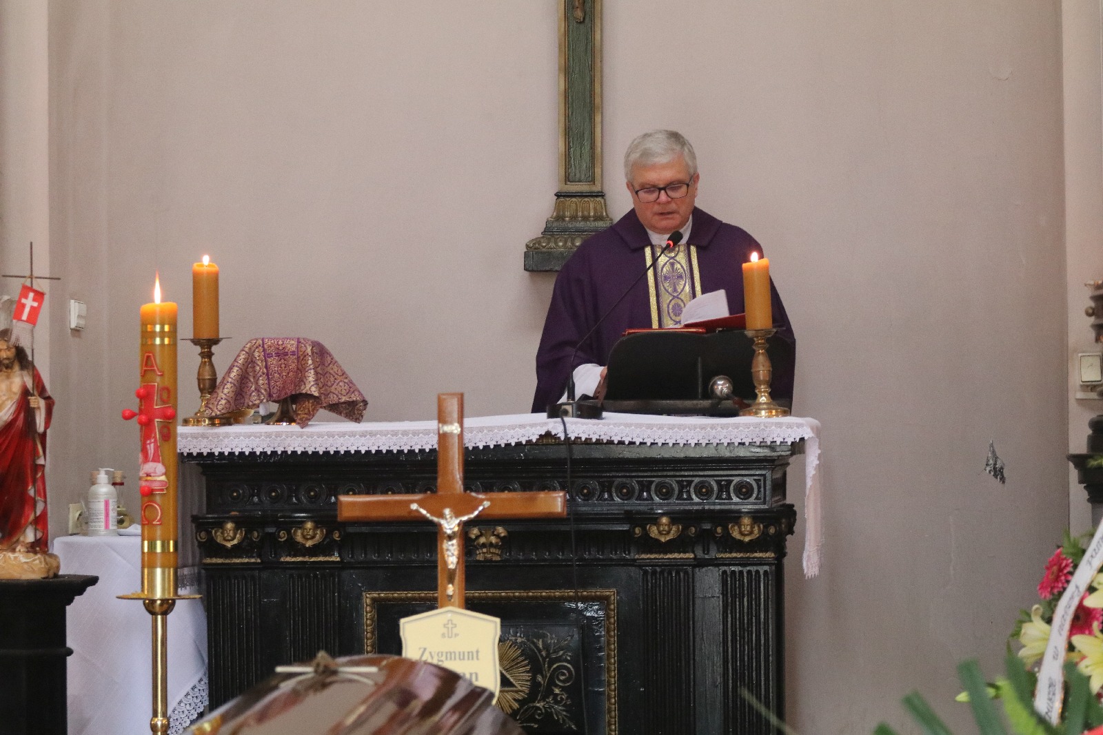 Kilkadziesiąt osób wzięło udział w pogrzebie Zygmunta Urbana