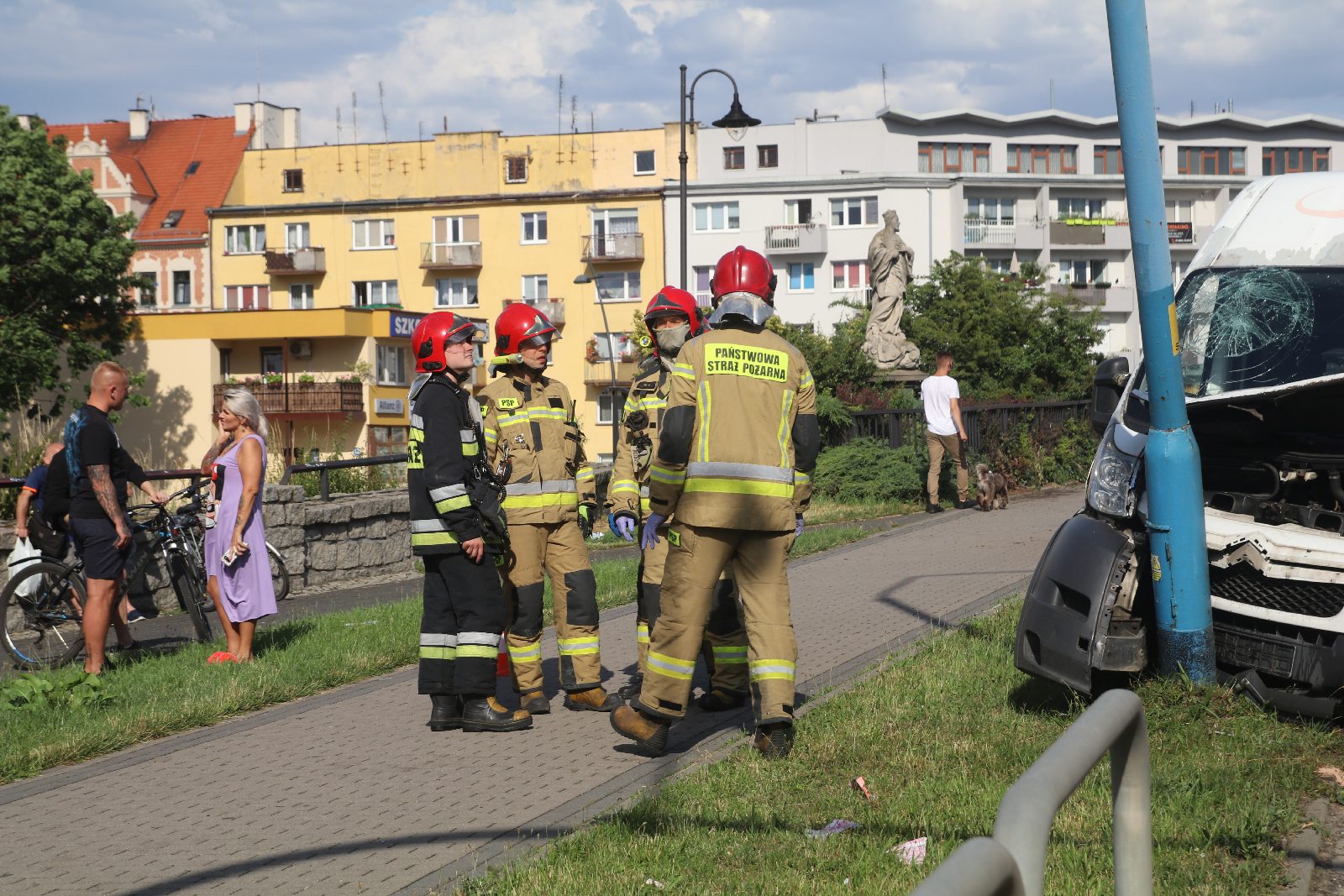 Stracił panowanie nad samochodem i wjechał w latarnię