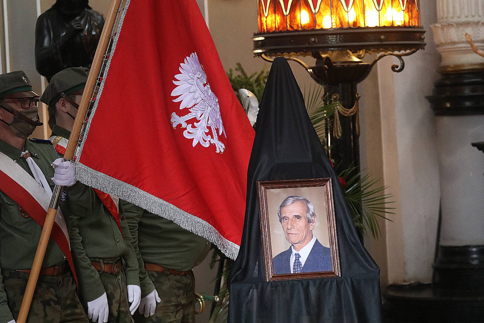 Kilkadziesiąt osób wzięło udział w pogrzebie Zygmunta Urbana