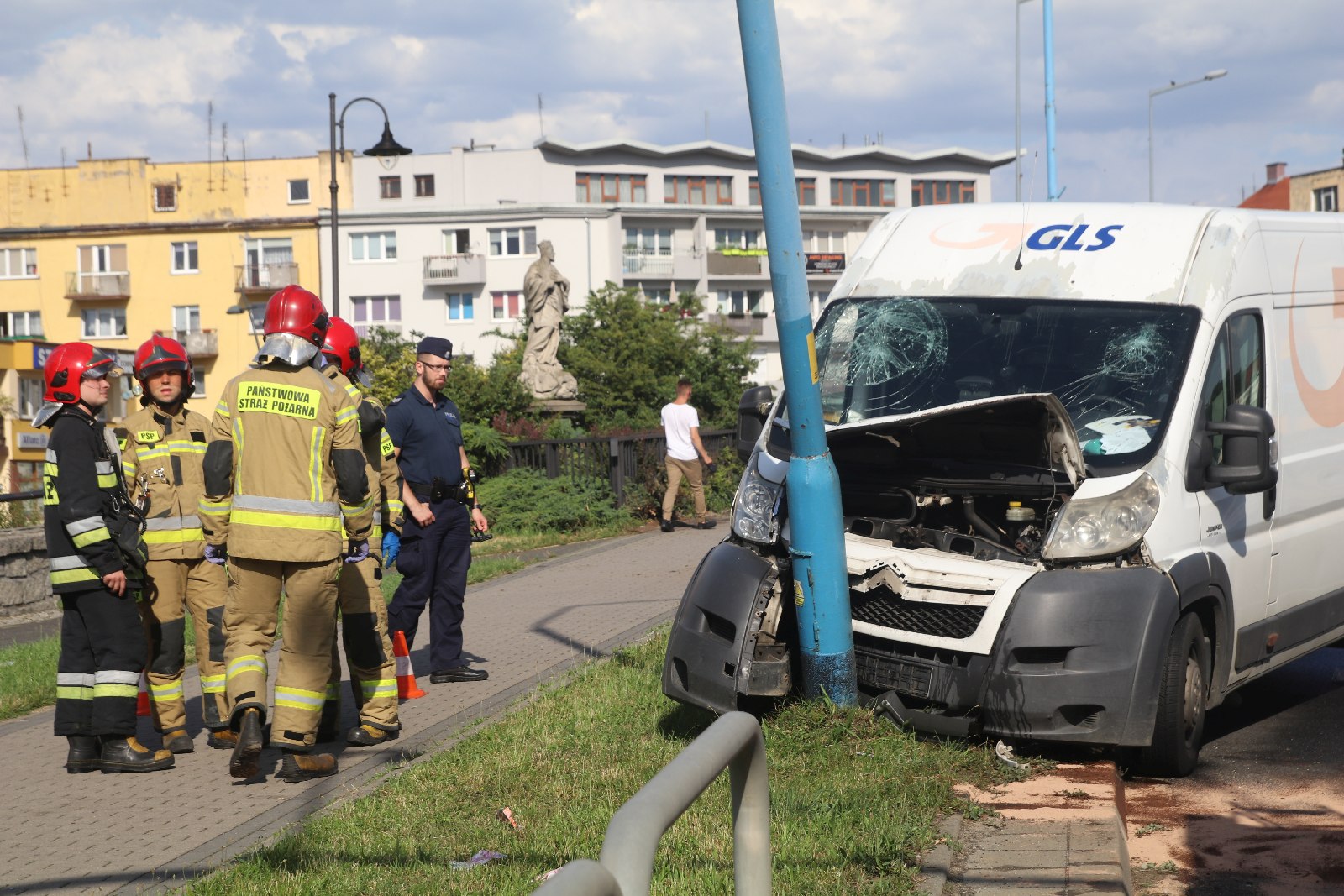 Stracił panowanie nad samochodem i wjechał w latarnię