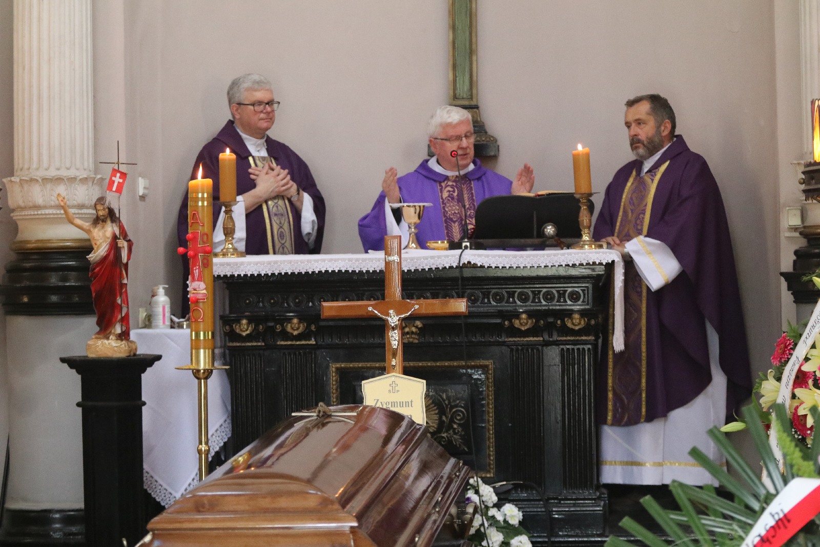 Kilkadziesiąt osób wzięło udział w pogrzebie Zygmunta Urbana