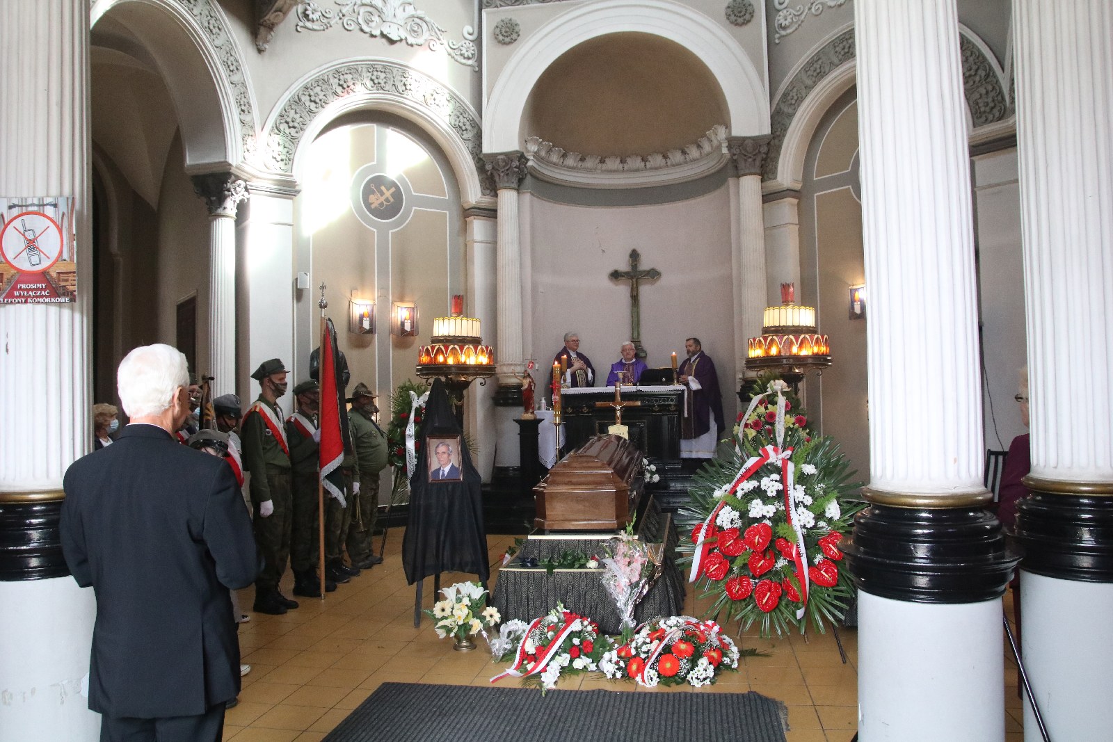 Kilkadziesiąt osób wzięło udział w pogrzebie Zygmunta Urbana