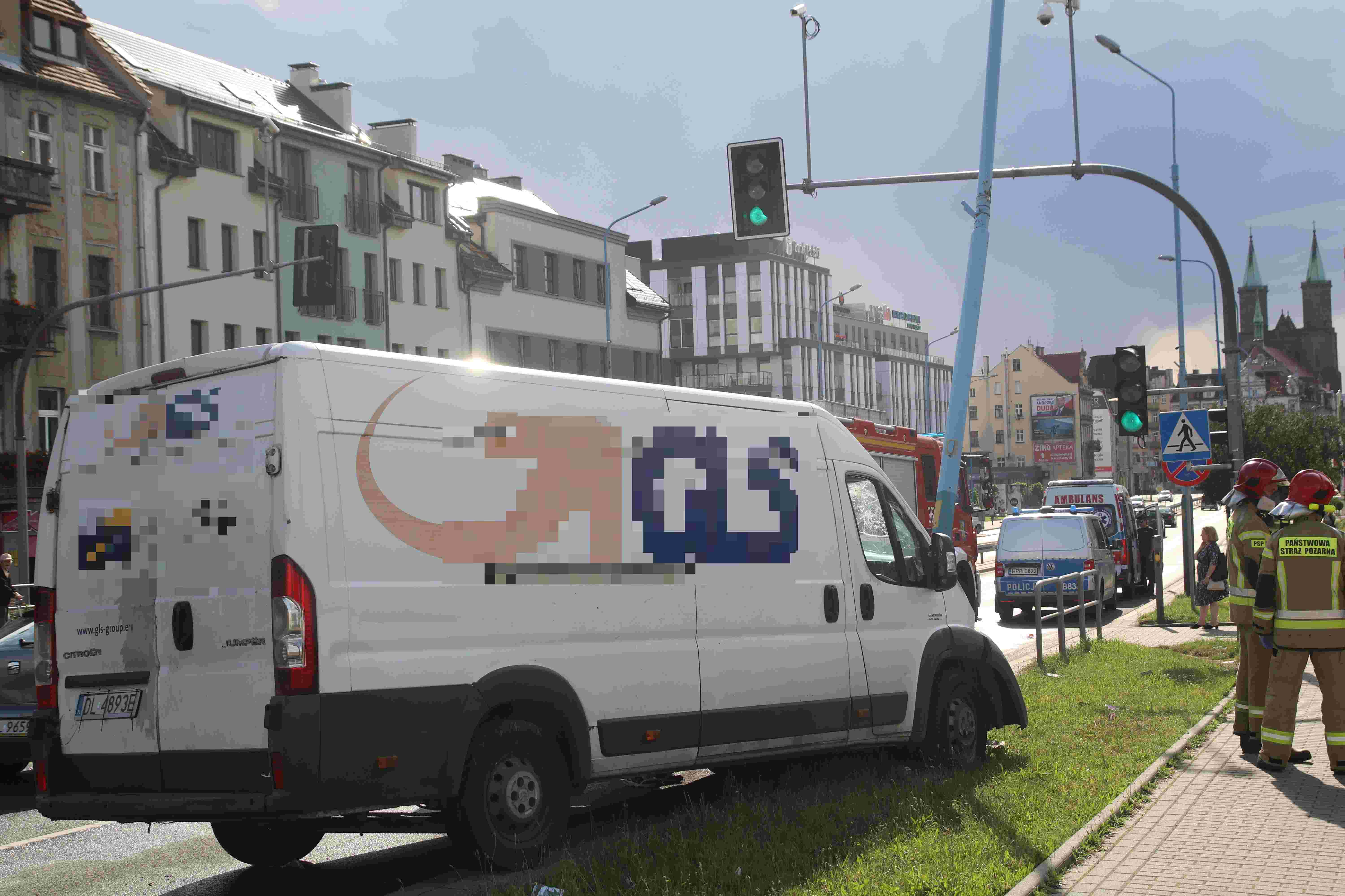 Stracił panowanie nad samochodem i wjechał w latarnię