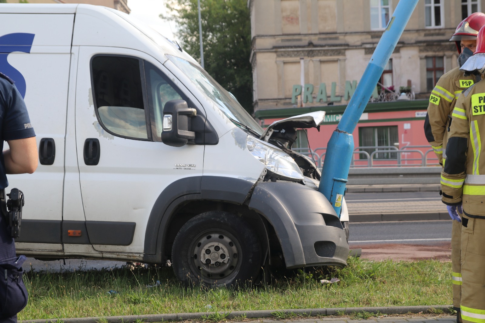 Stracił panowanie nad samochodem i wjechał w latarnię