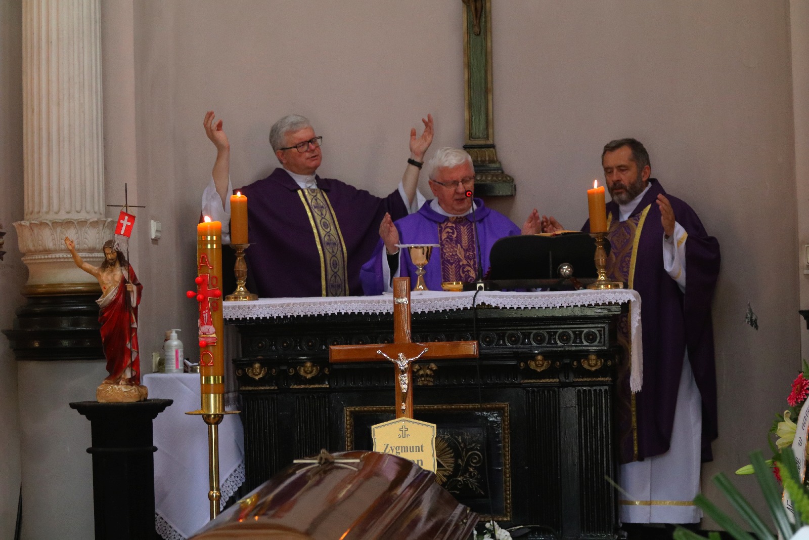 Kilkadziesiąt osób wzięło udział w pogrzebie Zygmunta Urbana