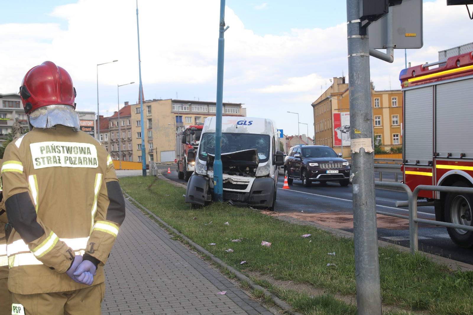 Stracił panowanie nad samochodem i wjechał w latarnię