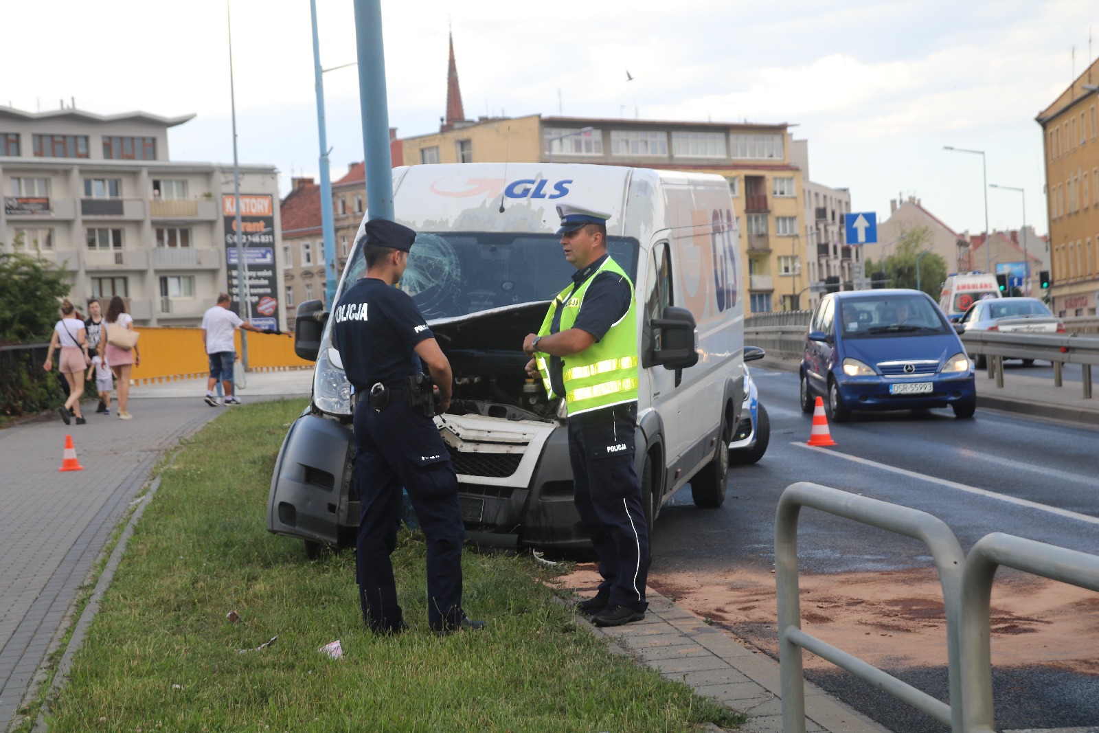 Stracił panowanie nad samochodem i wjechał w latarnię