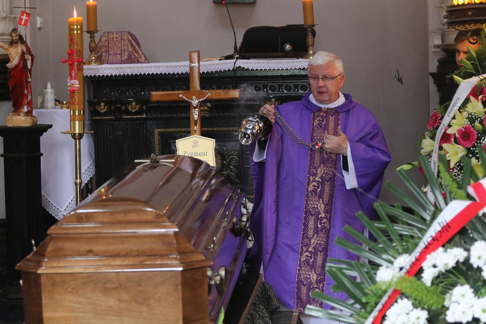 Kilkadziesiąt osób wzięło udział w pogrzebie Zygmunta Urbana