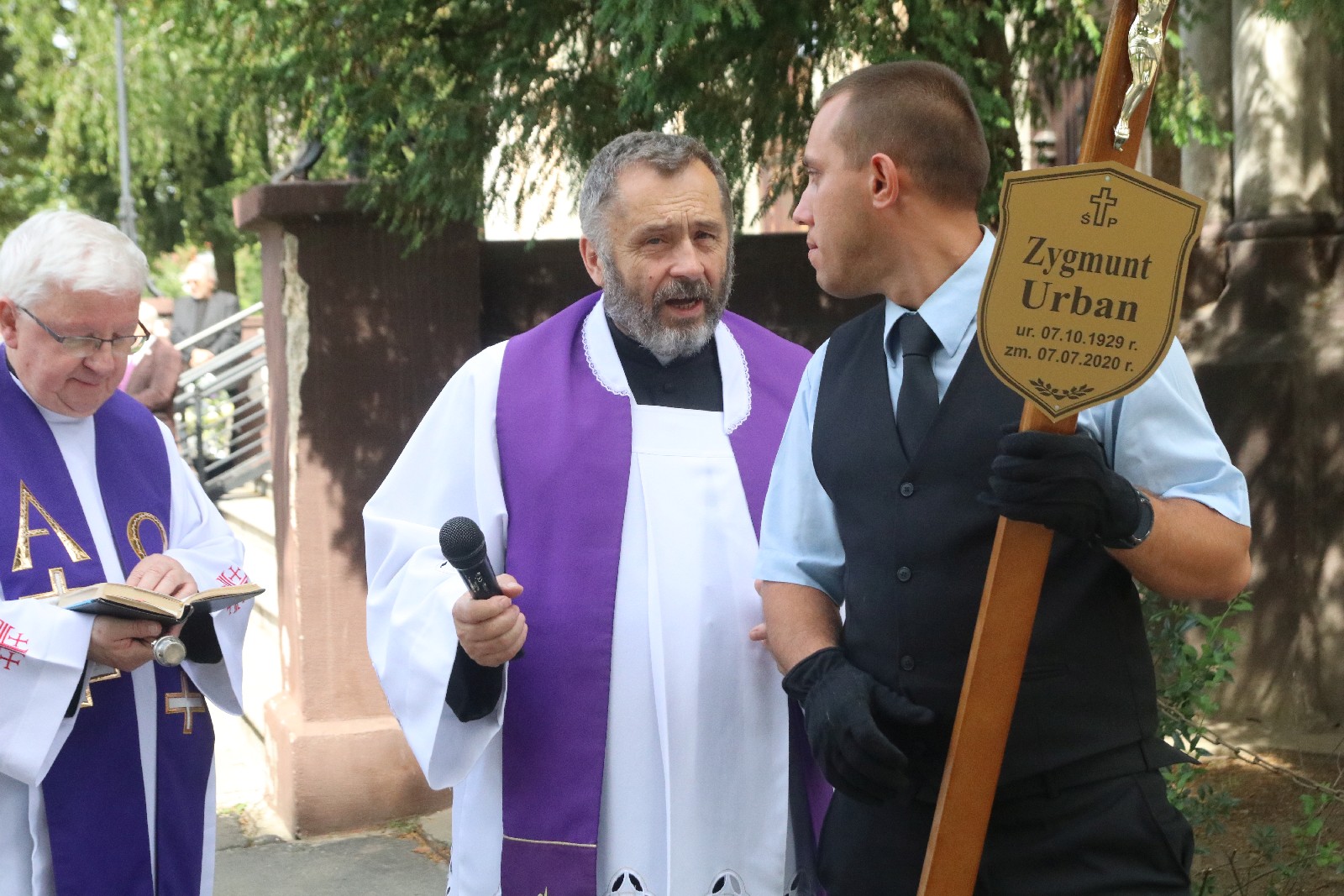 Kilkadziesiąt osób wzięło udział w pogrzebie Zygmunta Urbana