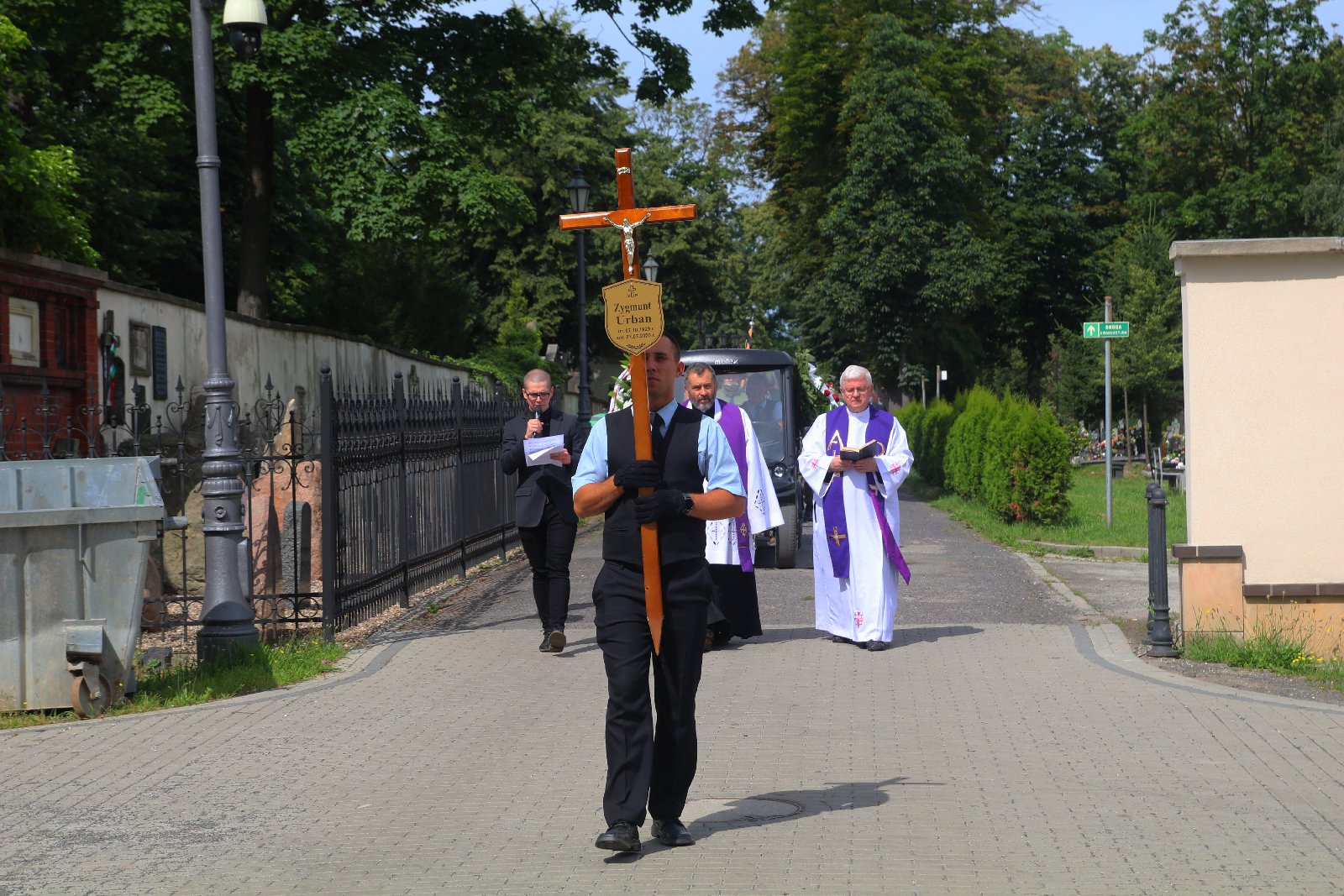 Kilkadziesiąt osób wzięło udział w pogrzebie Zygmunta Urbana