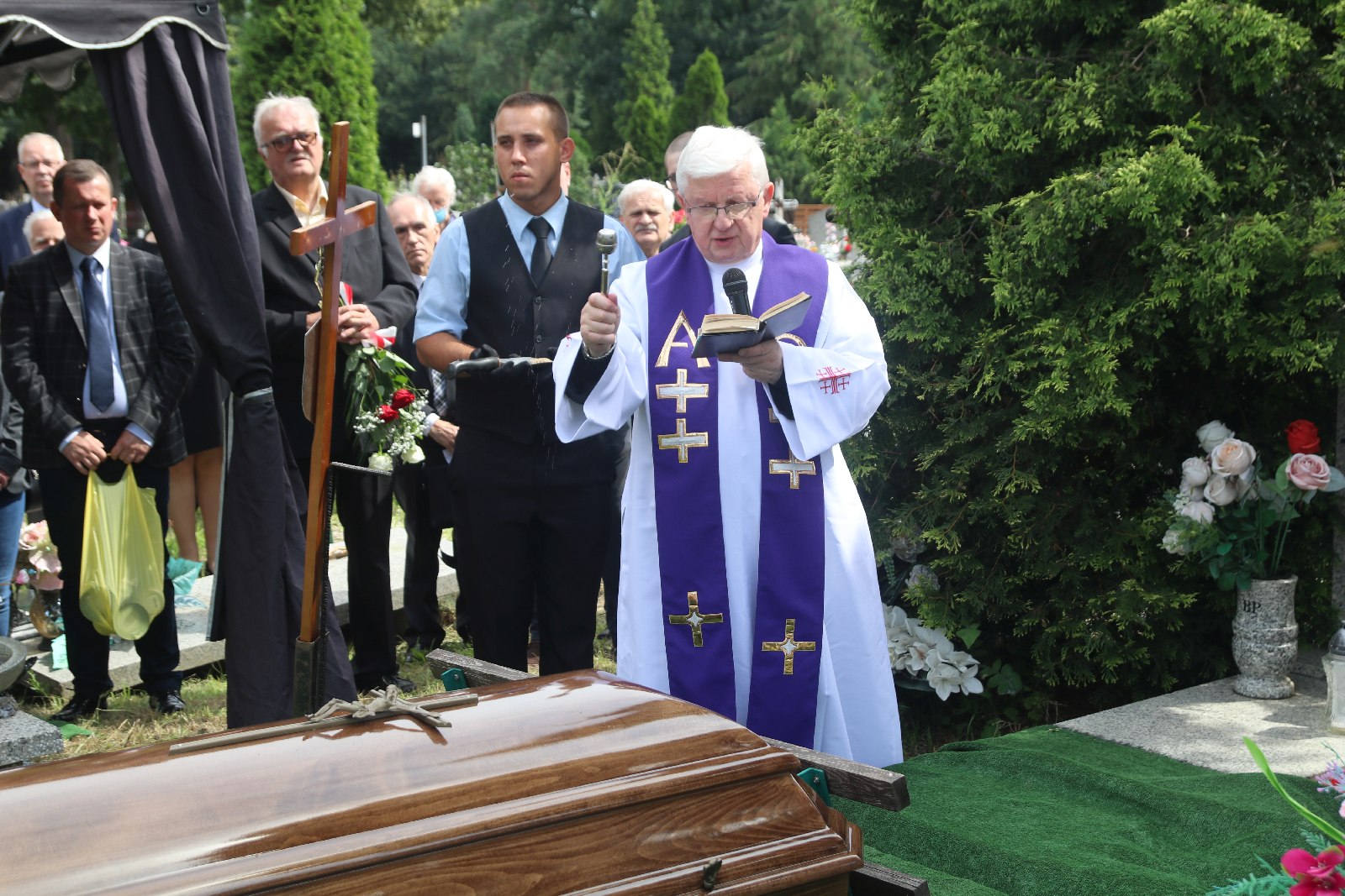Kilkadziesiąt osób wzięło udział w pogrzebie Zygmunta Urbana