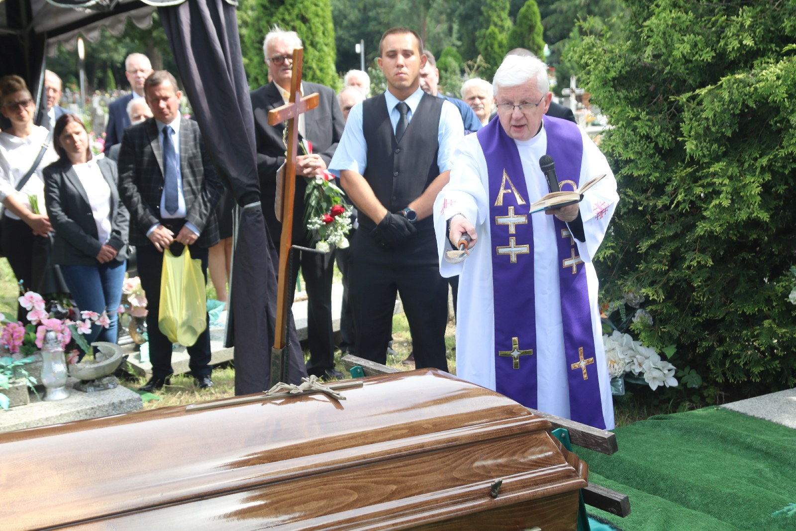 Kilkadziesiąt osób wzięło udział w pogrzebie Zygmunta Urbana
