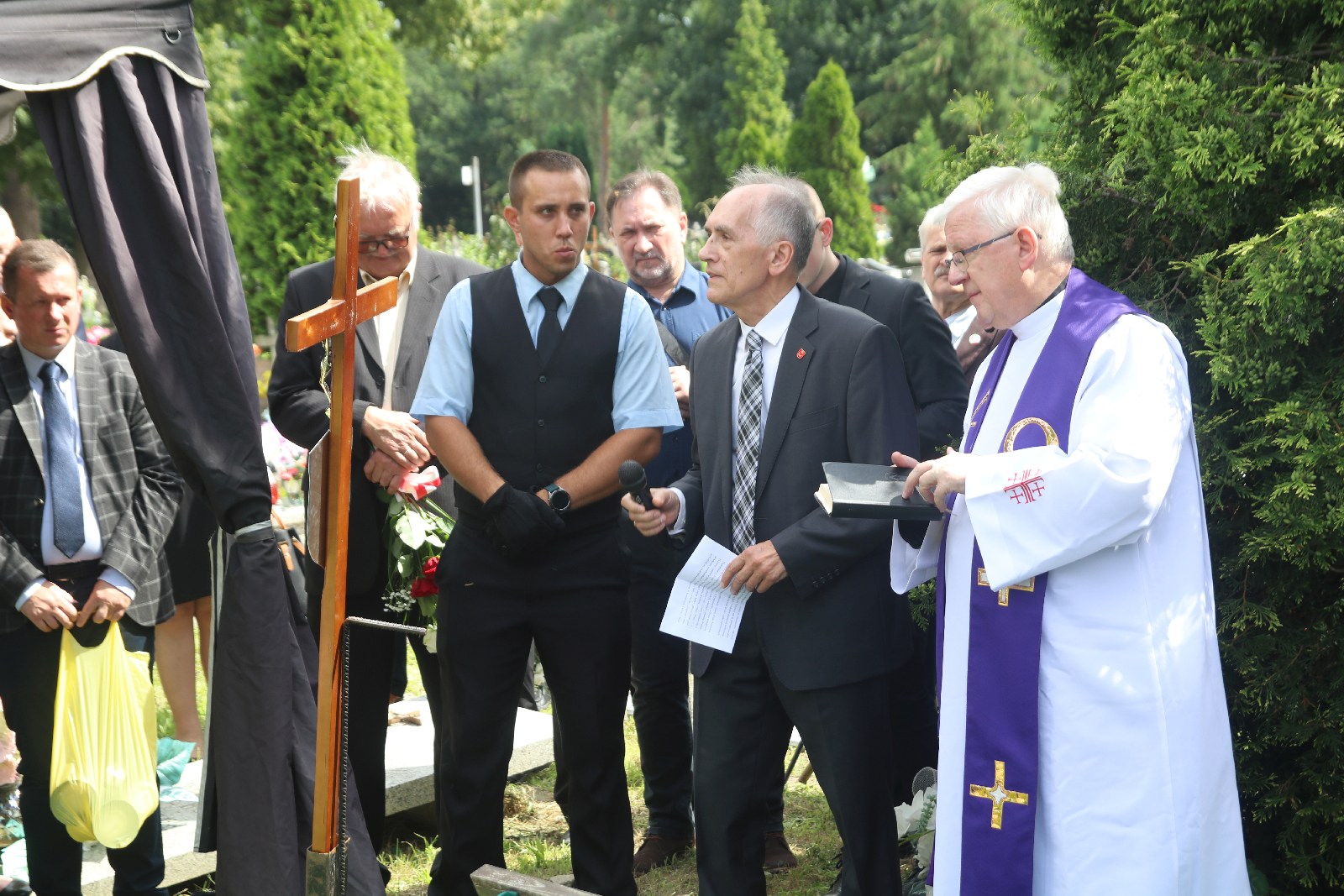 Kilkadziesiąt osób wzięło udział w pogrzebie Zygmunta Urbana