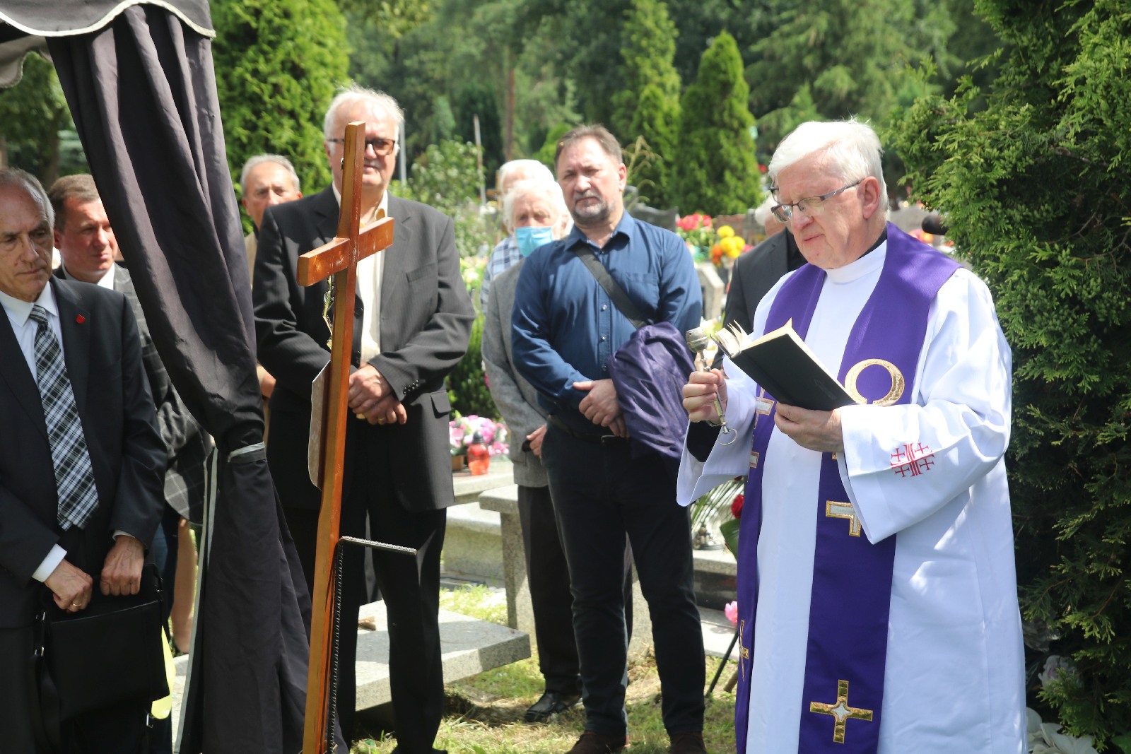 Kilkadziesiąt osób wzięło udział w pogrzebie Zygmunta Urbana