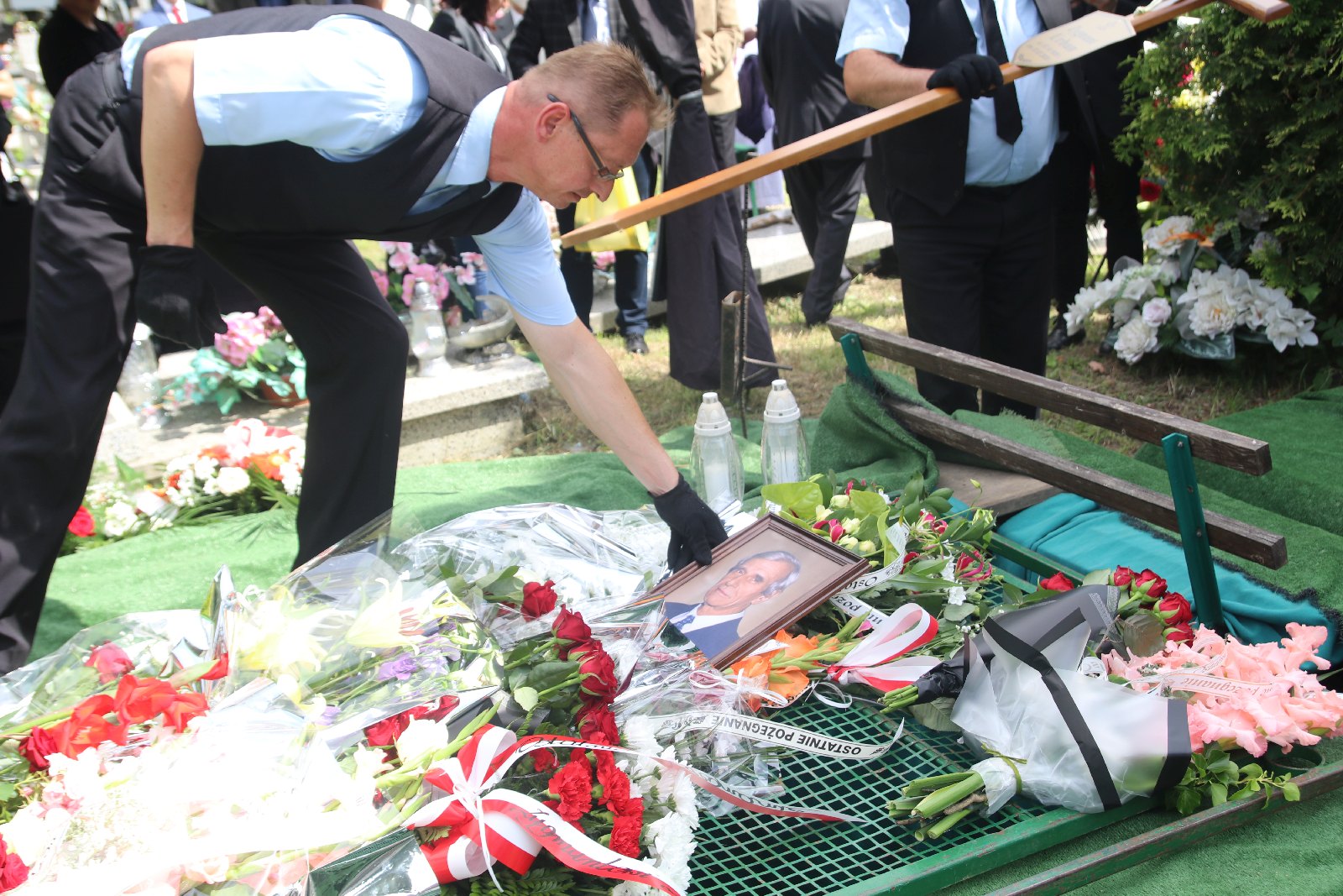 Kilkadziesiąt osób wzięło udział w pogrzebie Zygmunta Urbana