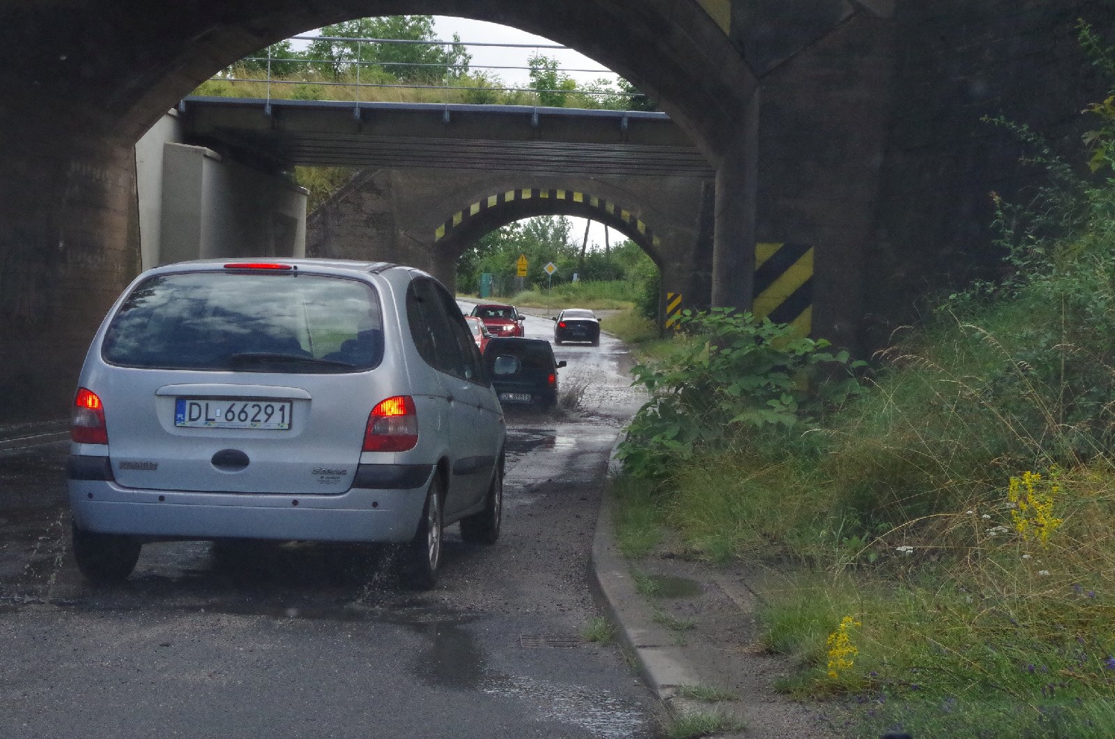 Zalane ulice pod wiaduktami na Spokojnej i Pątnowskiej