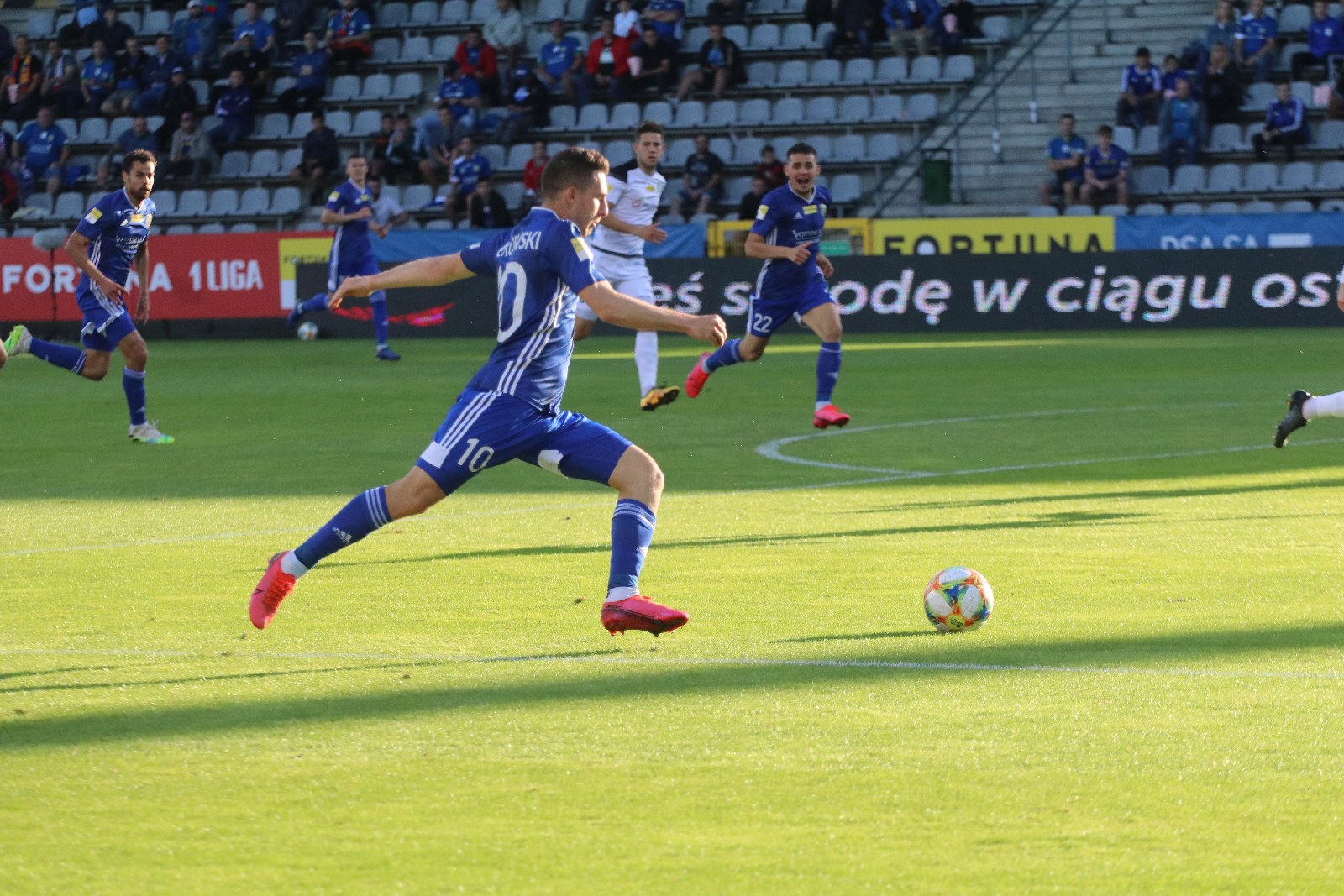 Miedź Legnica wygrywa z Bełchatowem i jest coraz bliżej barażów
