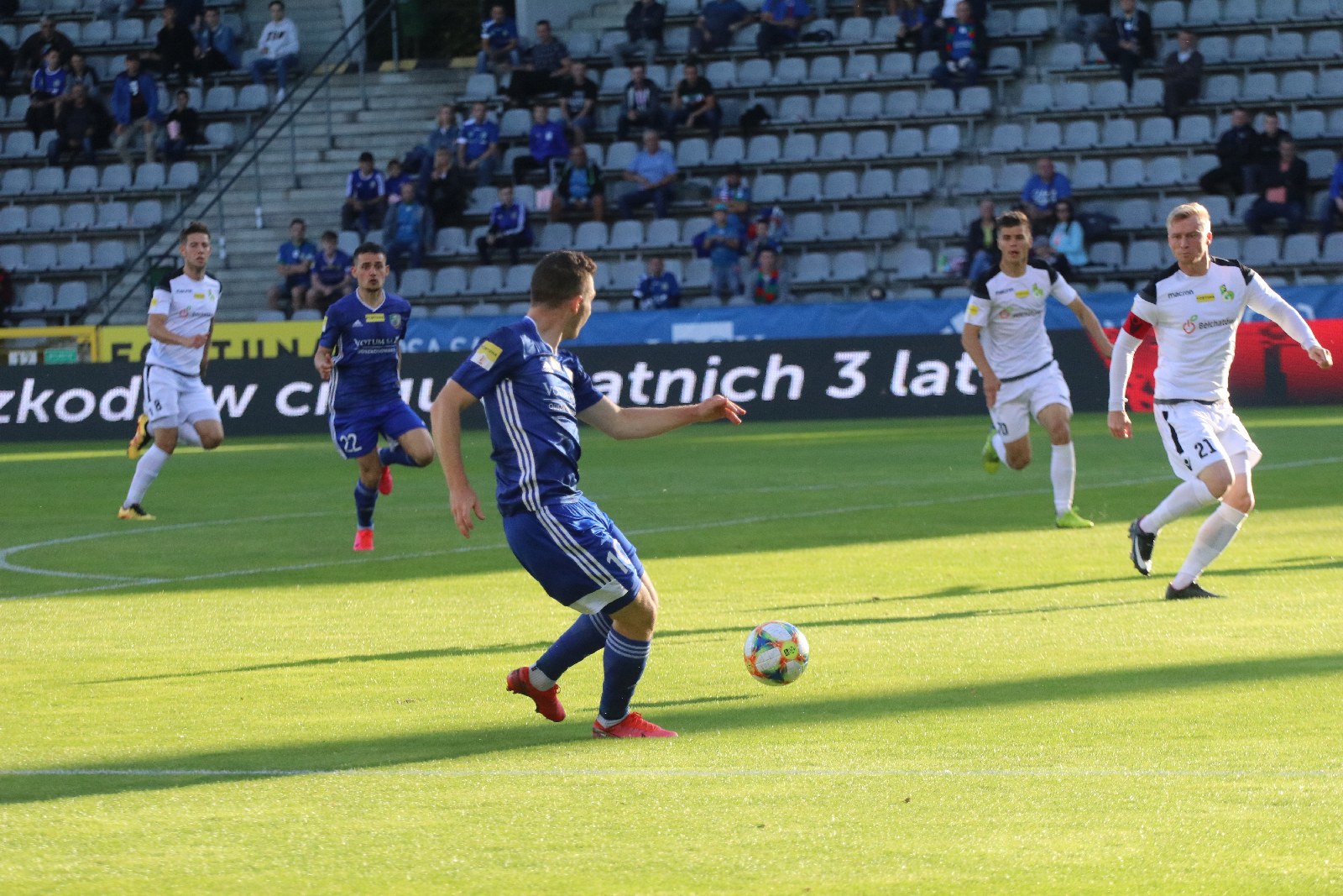 Miedź Legnica wygrywa z Bełchatowem i jest coraz bliżej barażów