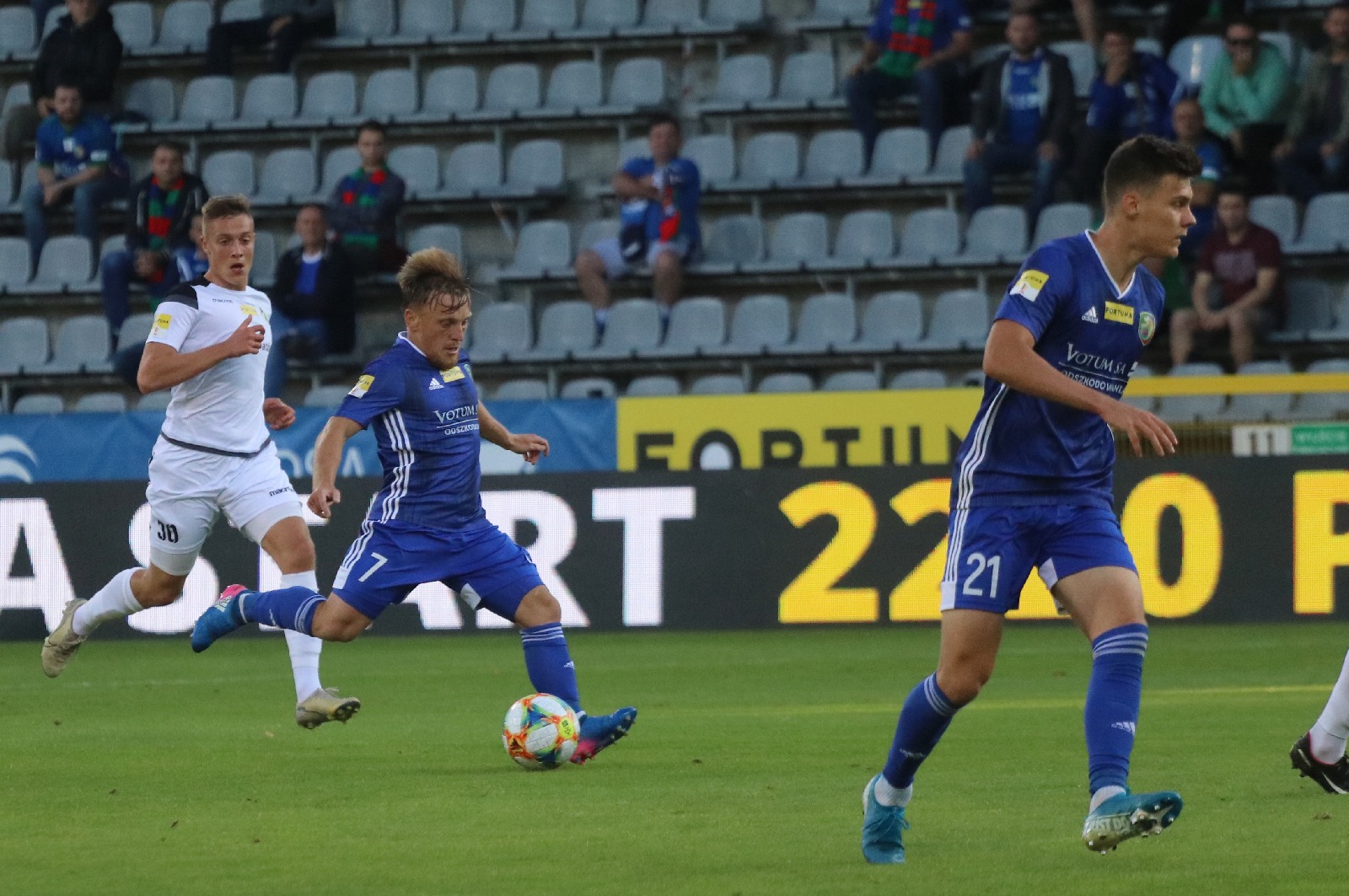 Miedź Legnica wygrywa z Bełchatowem i jest coraz bliżej barażów