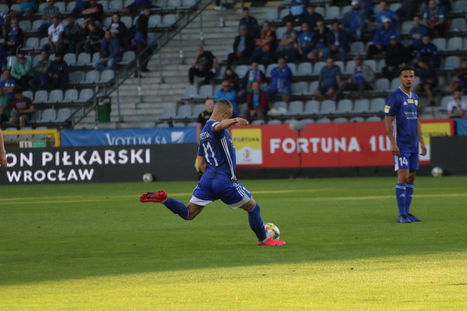 Miedź Legnica wygrywa z Bełchatowem i jest coraz bliżej barażów