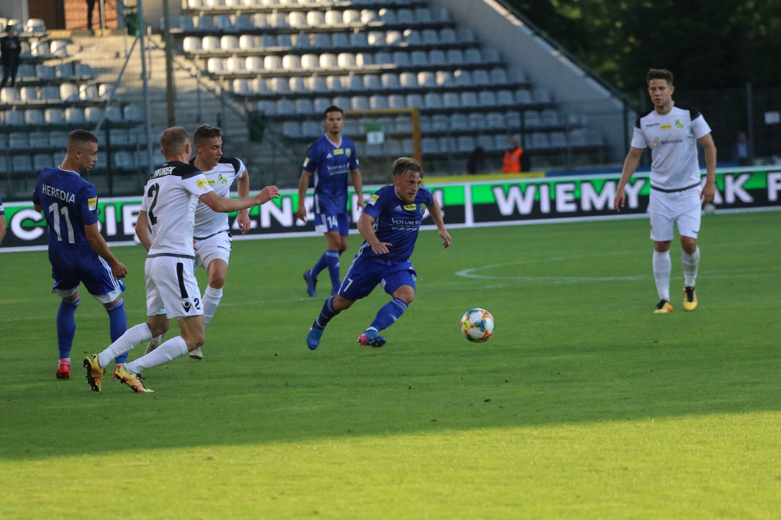 Miedź Legnica wygrywa z Bełchatowem i jest coraz bliżej barażów