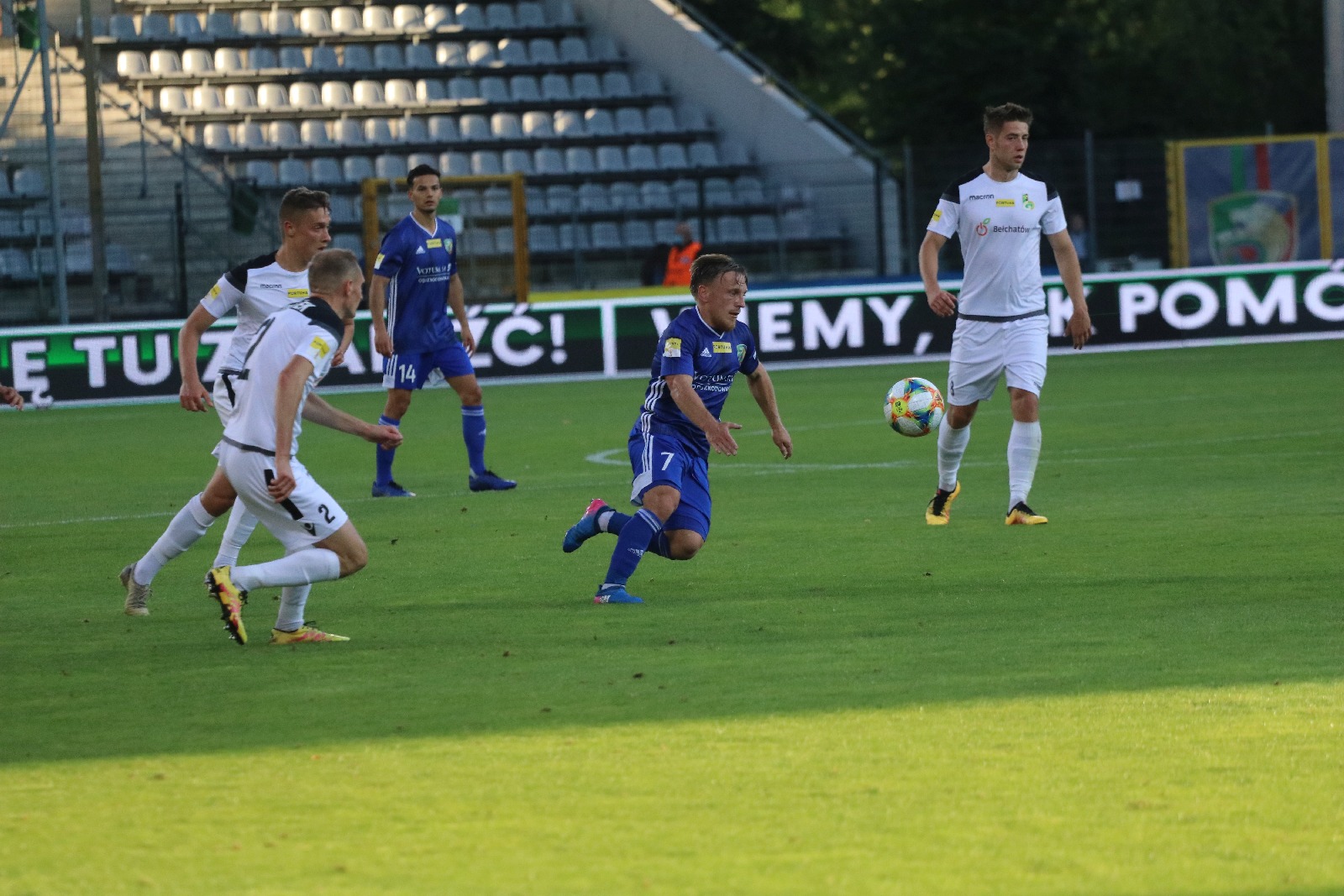 Miedź Legnica wygrywa z Bełchatowem i jest coraz bliżej barażów