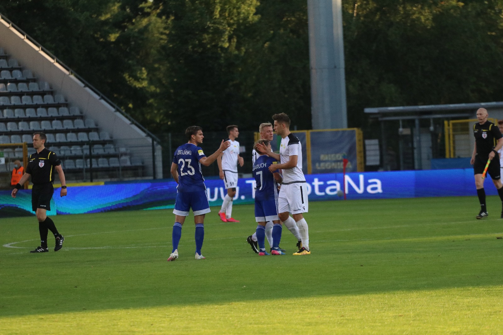 Miedź Legnica wygrywa z Bełchatowem i jest coraz bliżej barażów