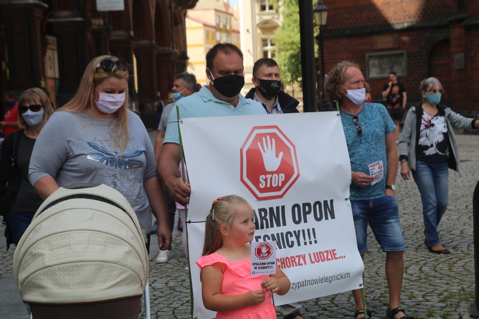 Ponad 200 osób protestowało przeciwko budowie spalarni opon
