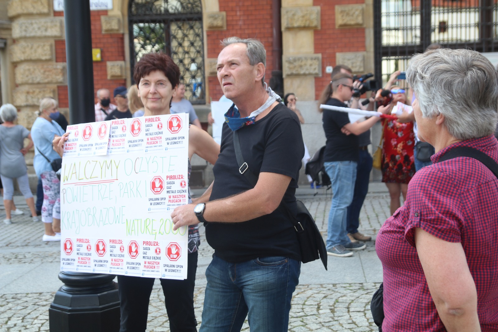 Ponad 200 osób protestowało przeciwko budowie spalarni opon
