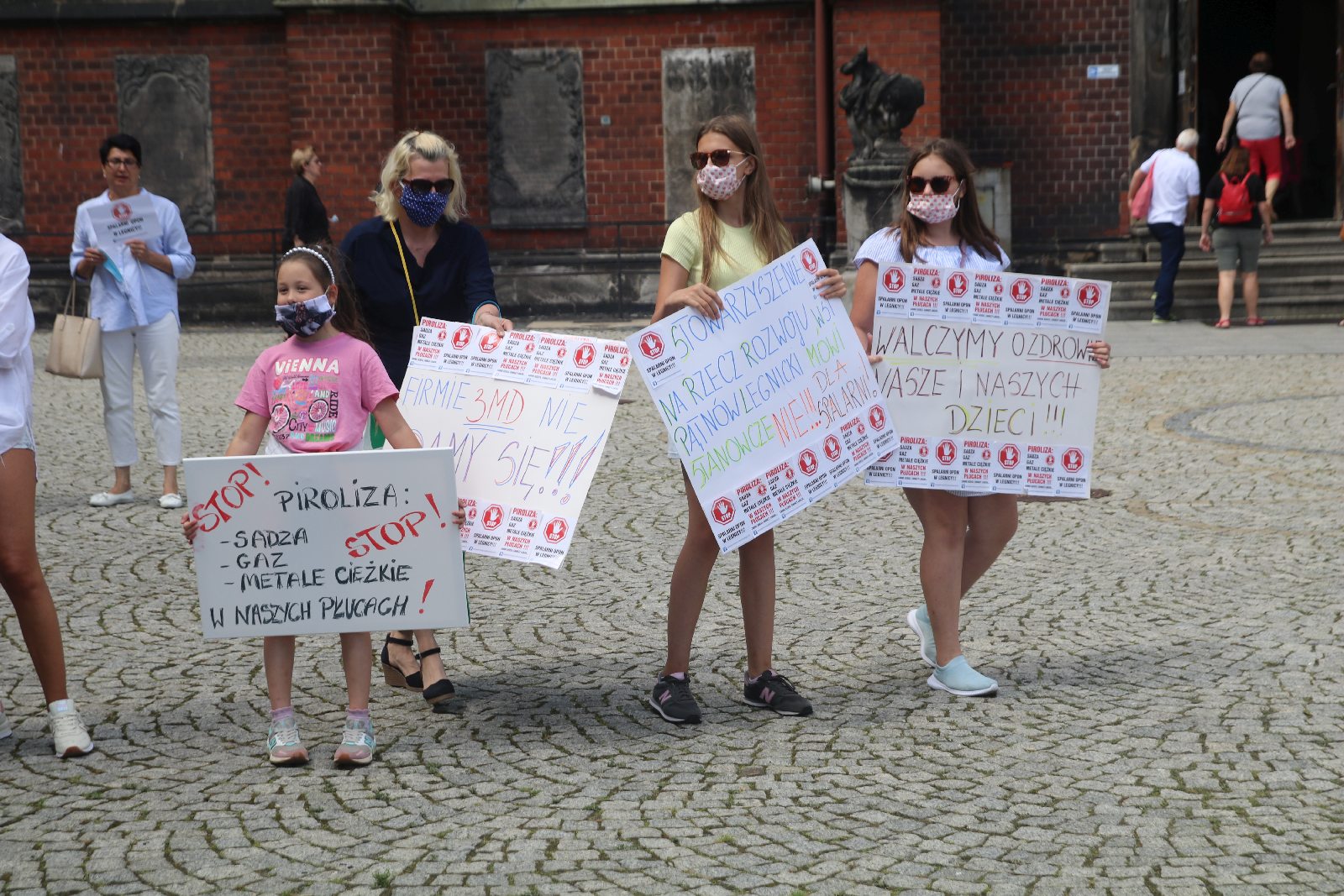 Ponad 200 osób protestowało przeciwko budowie spalarni opon
