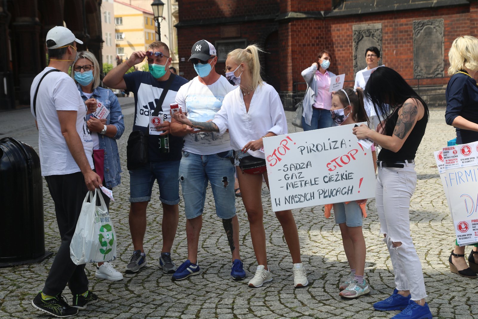 Ponad 200 osób protestowało przeciwko budowie spalarni opon
