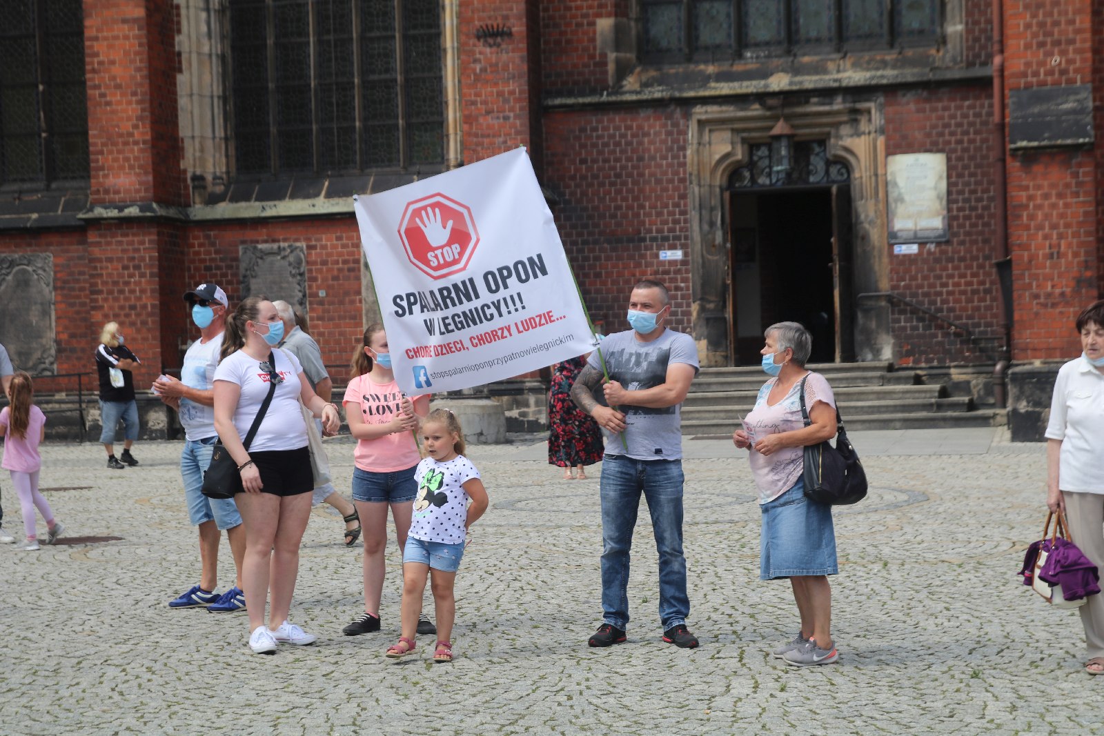 Ponad 200 osób protestowało przeciwko budowie spalarni opon
