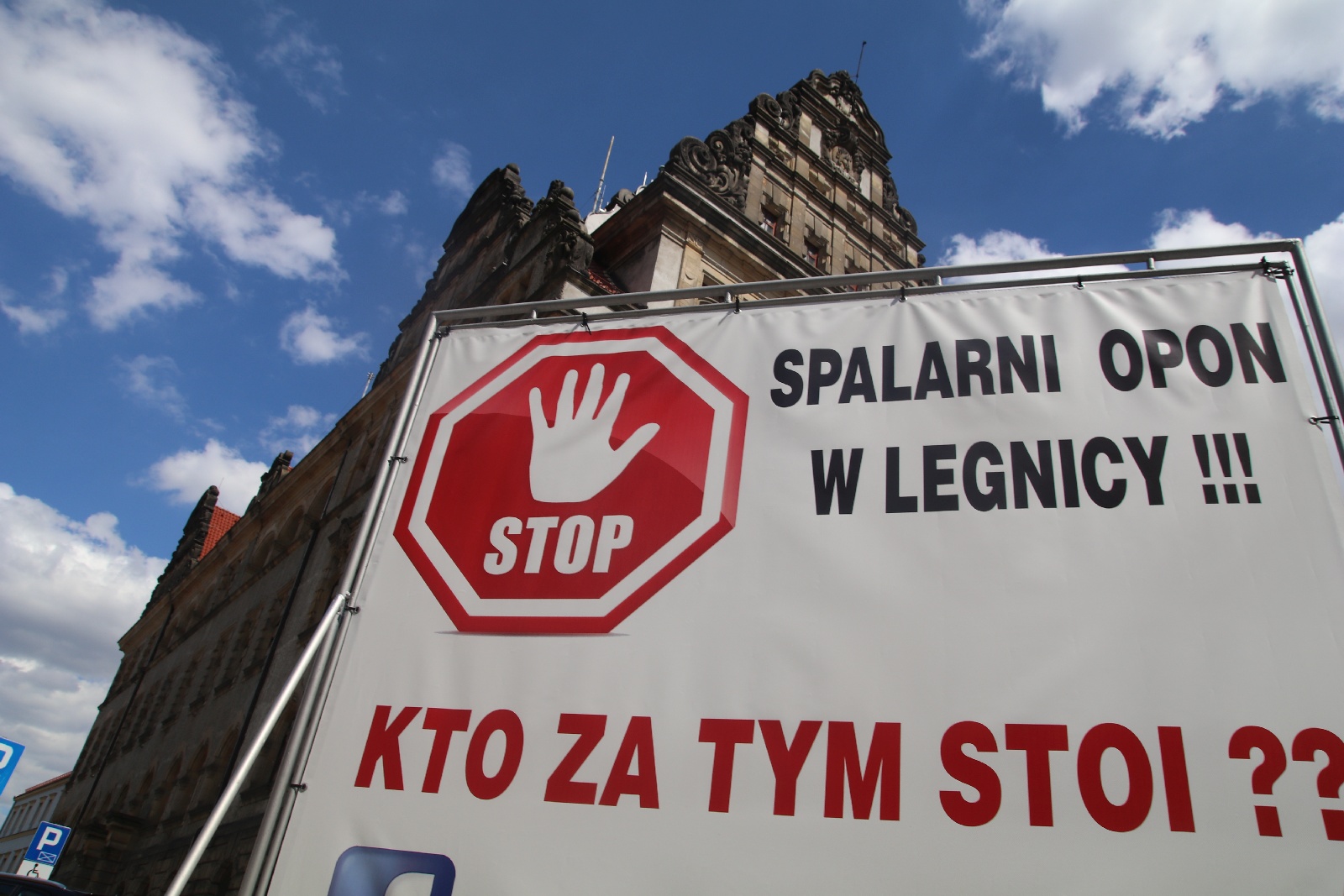Ponad 200 osób protestowało przeciwko budowie spalarni opon
