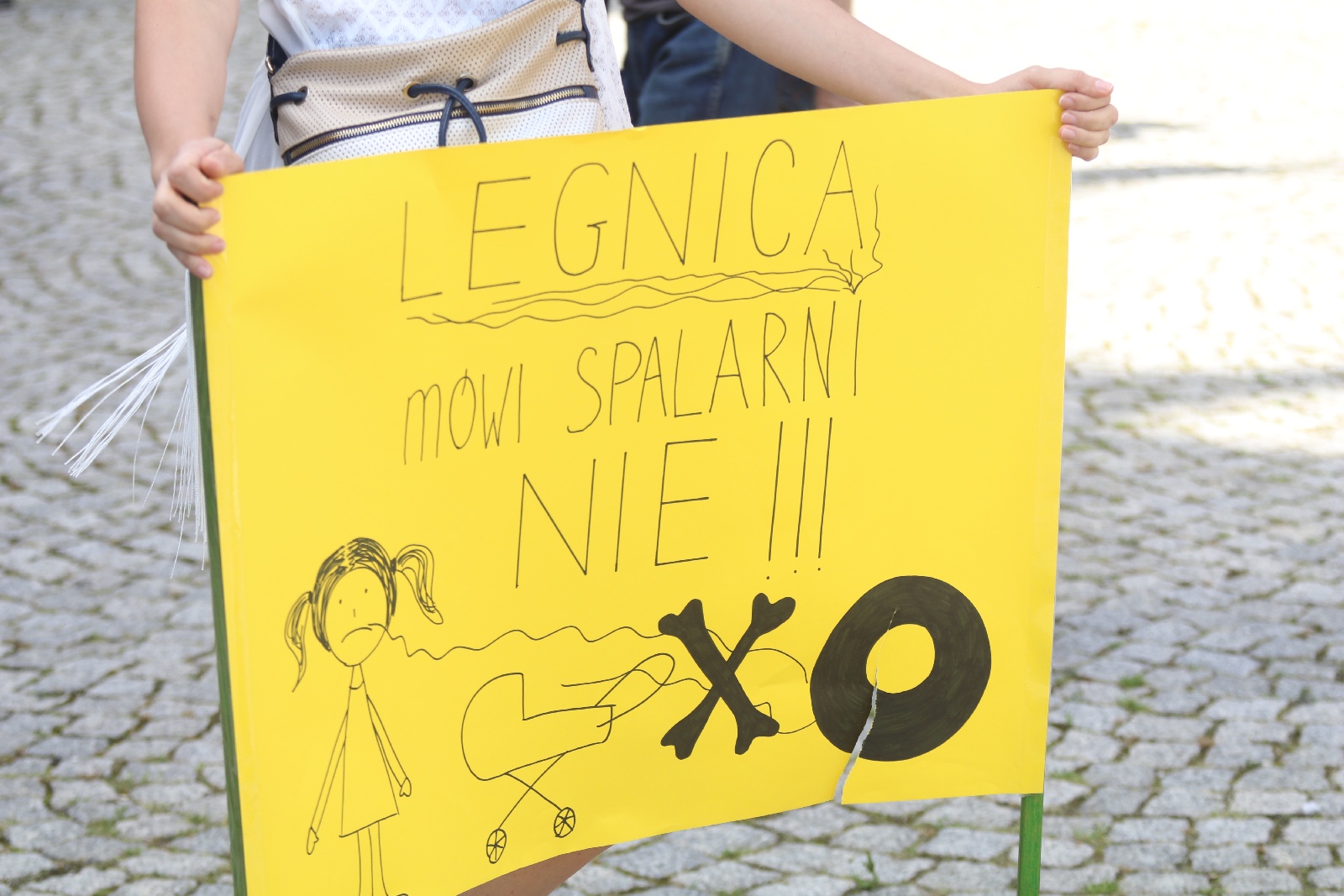 Ponad 200 osób protestowało przeciwko budowie spalarni opon

