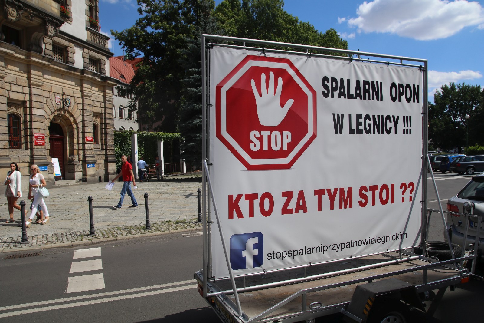 Ponad 200 osób protestowało przeciwko budowie spalarni opon
